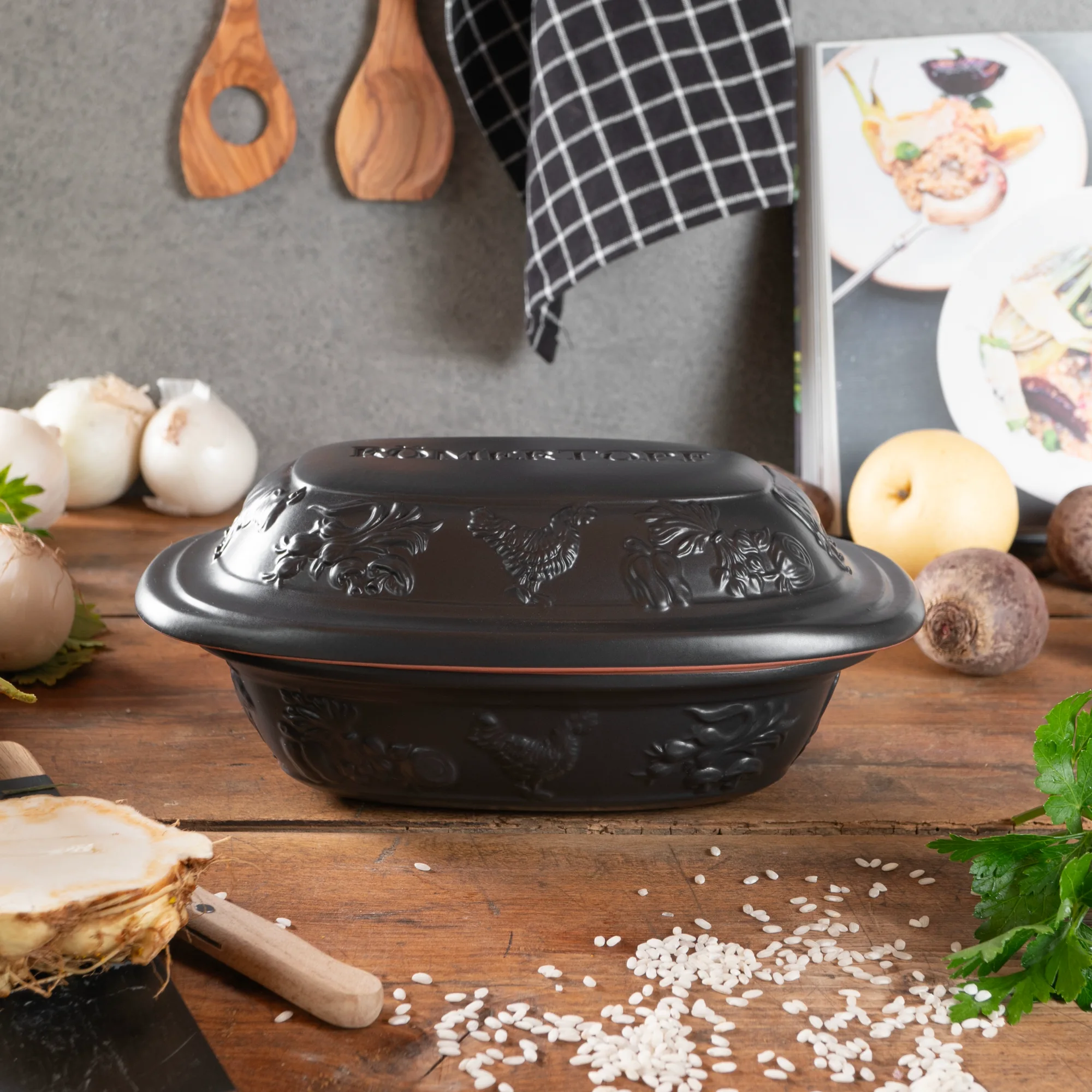 Römertopf Mini Bräter Schwarz – Keramik Schmortopf mit Deckel für Backofen und Mikrowelle Schwarzer Römertopf Mini-Bräter aus Keramik mit Deckel, auf weißem Untergrund; Vorderansicht zeigt die glänzende Oberfläche und kompakte Form des Kochgeschirrs.