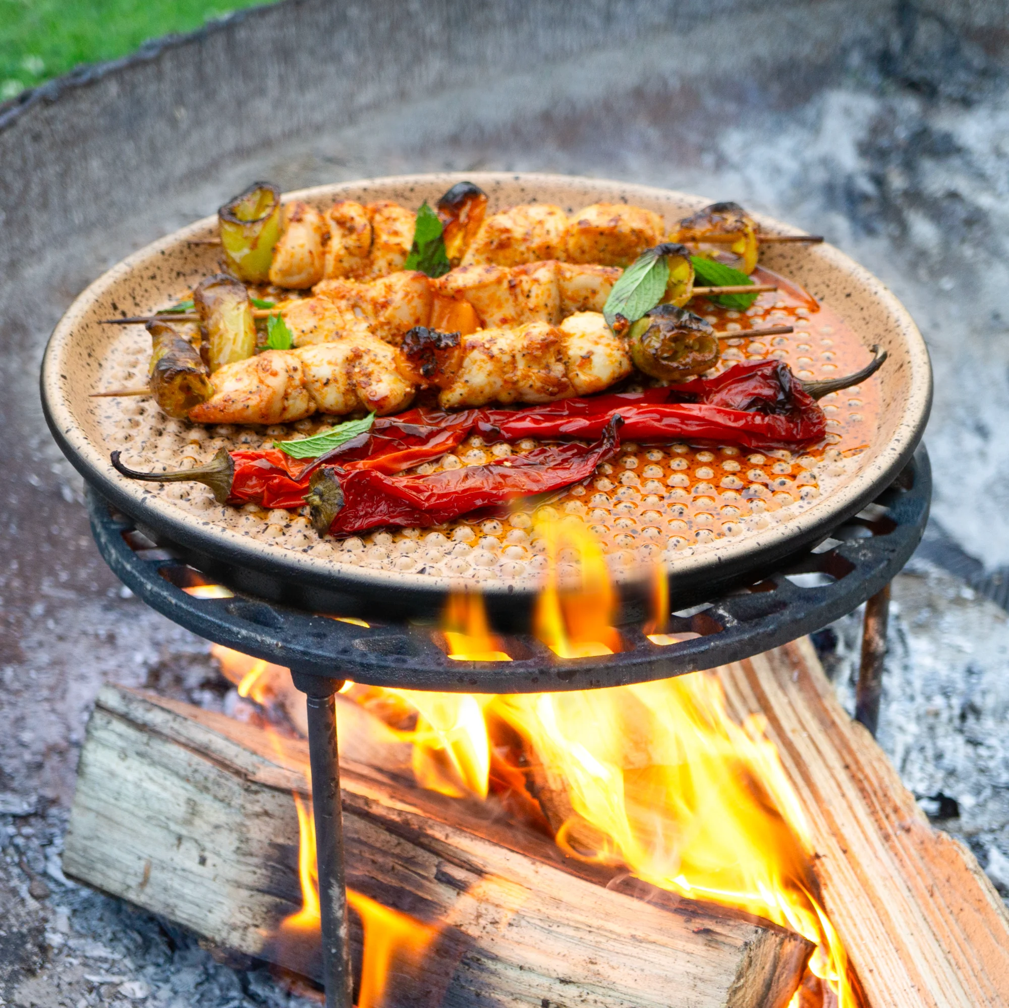 RÖMERTOPF Plancha rund mit Noppen – Grillplatte aus Keramik für fettfreies Braten Runde Römer-Topf Plancha-Grillplatte mit Noppenoberfläche, aus hellem Ton gefertigt, auf weißem Hintergrund.