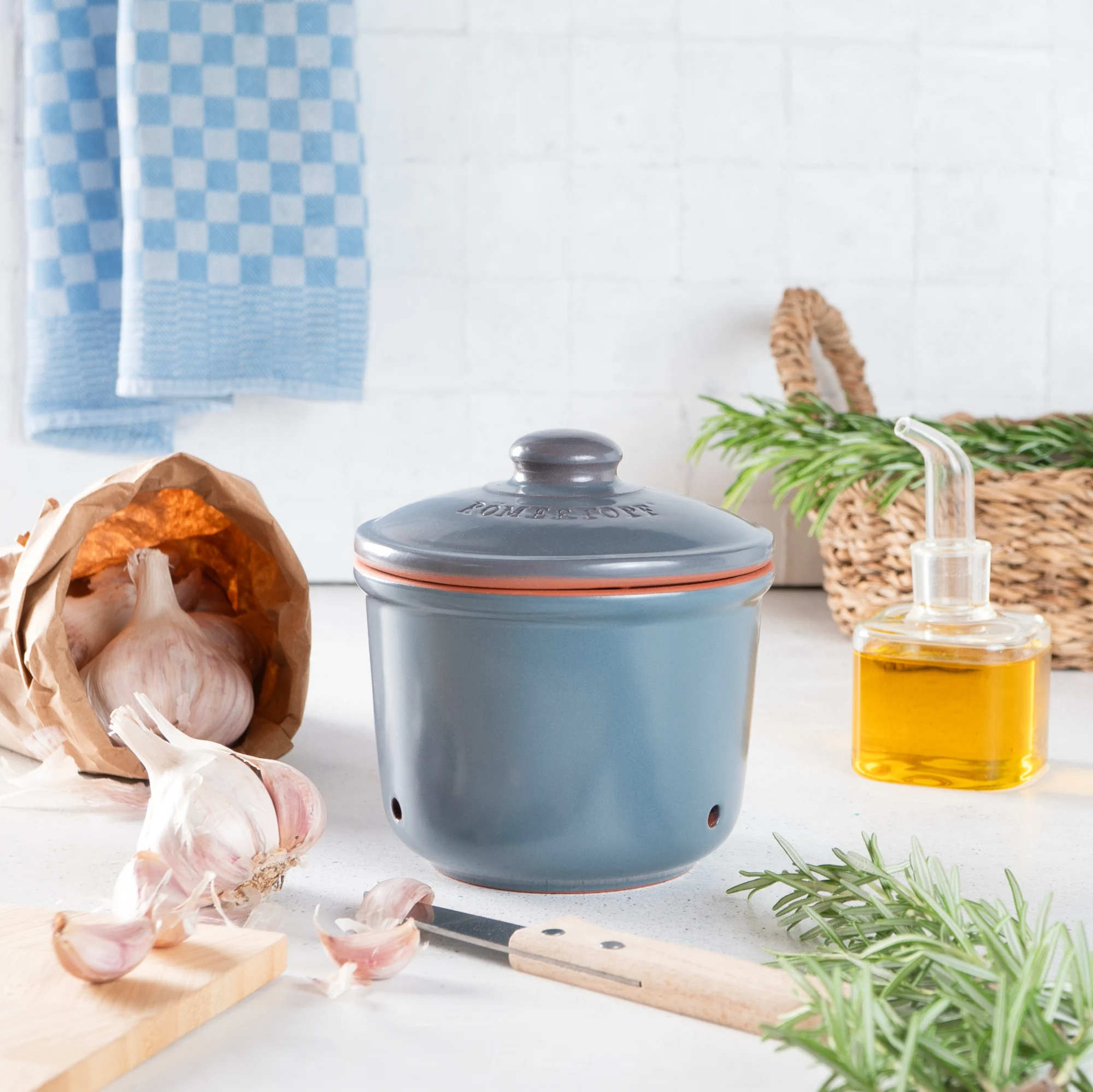 Römertopf Knoblauch-Frischetopf Mini blaugrau – luftdichter Keramikbehälter zur aromaerhaltenden Aufbewahrung von Knoblauch RÖMERTOPF Knoblauch-Frischetopf Mini in blaugrauem Keramikdesign mit Deckel, Vorderansicht auf weißem Hintergrund.