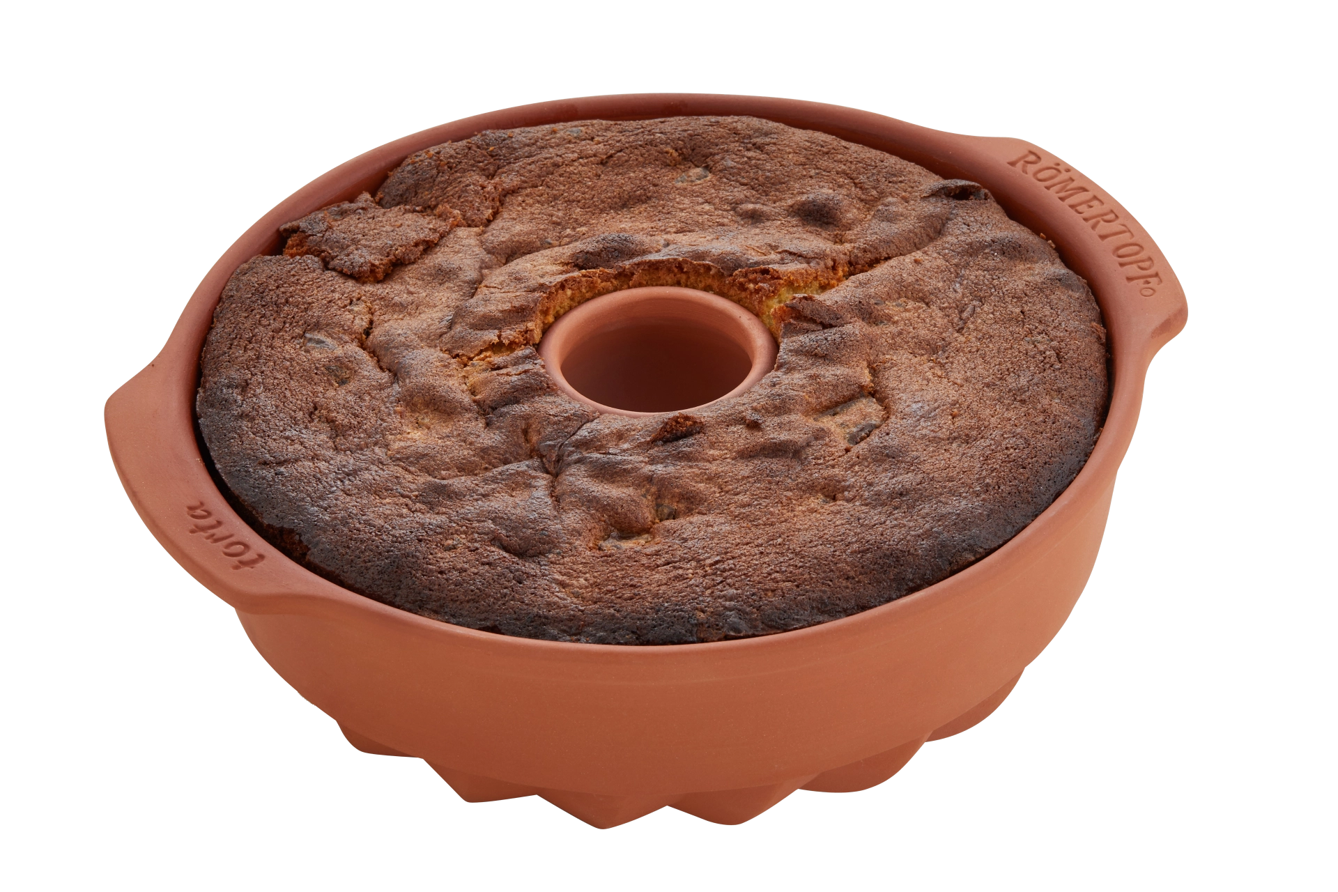 Saftiger Gugelhupf in Römertopf-Kranzform – Einfaches Rezept für aromatischen Kuchengenuss Gugelhupf-Kuchen in einer Römer Topf Keramik-Backform, goldbraun gebacken, mit gleichmäßigen Rillen und Loch in der Mitte, auf einem Holztisch angerichtet.