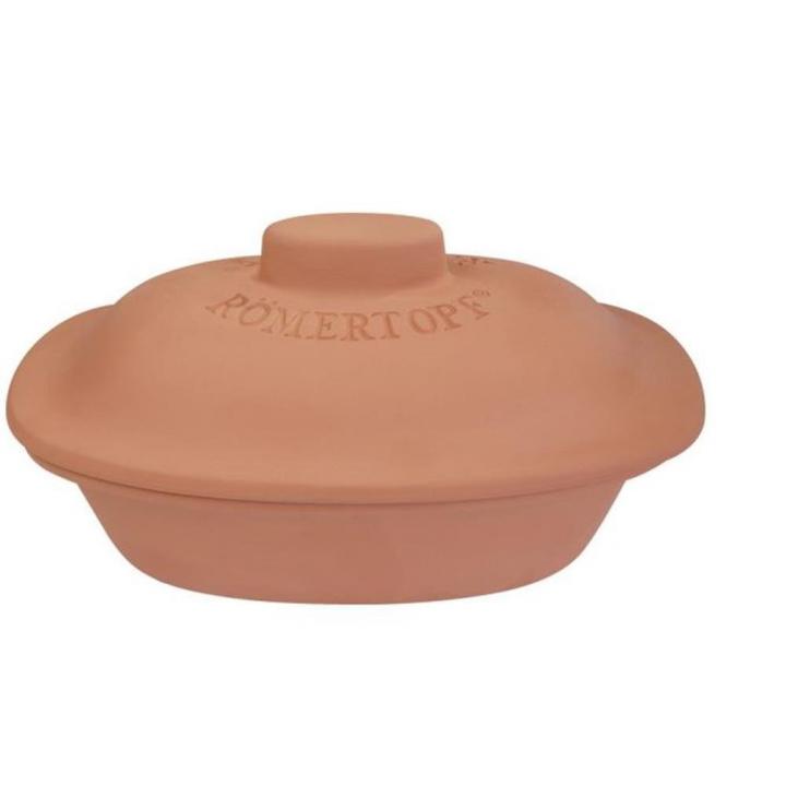 Römertopf Bräter aus Naturton mit Deckel – Ovaler Tontopf für fettfreies Garen im Backofen Brauner Römertopf aus Ton mit Deckel, oval geformt, auf weißem Hintergrund, ideal zum Garen und Braten im Ofen.