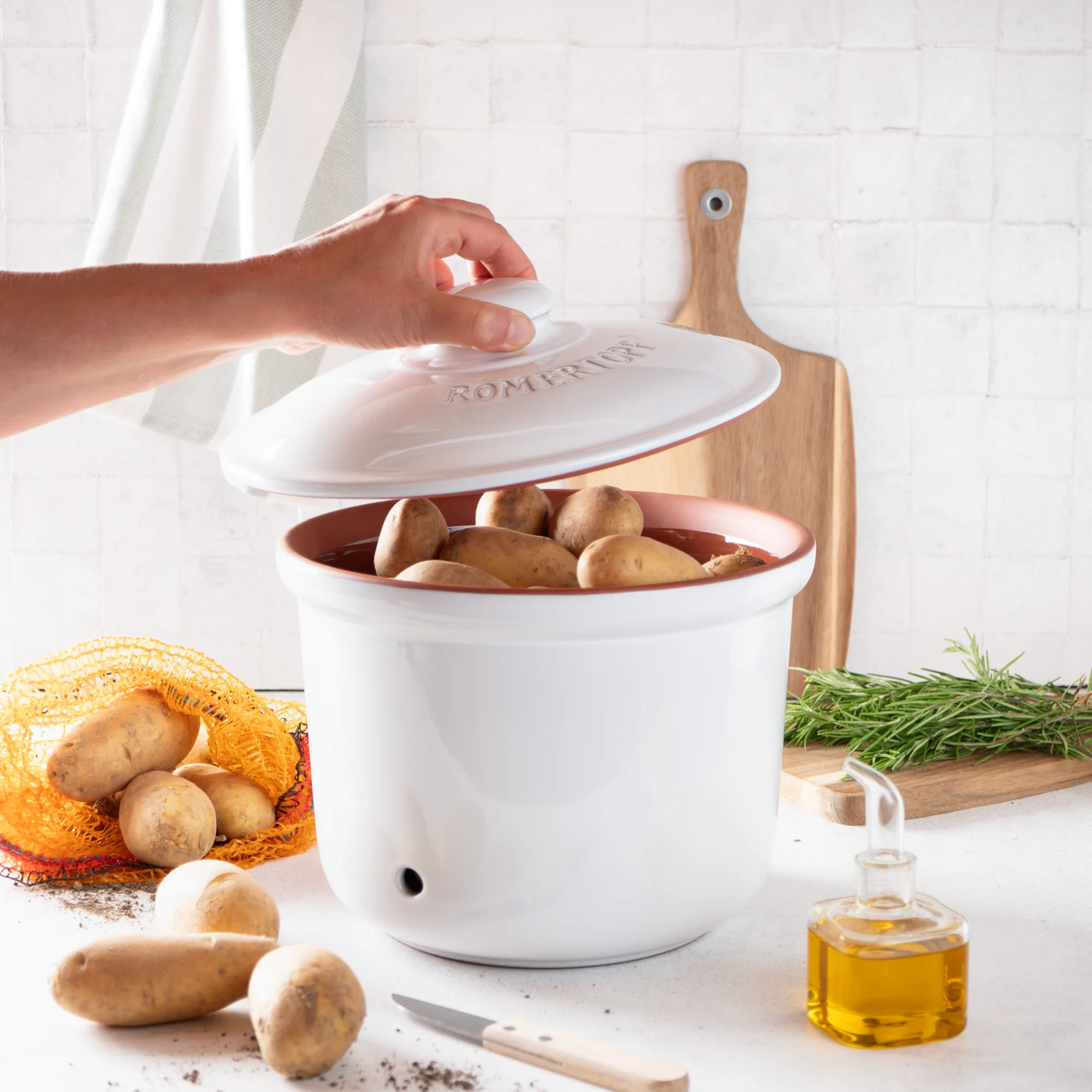 Römertopf Kartoffeltopf Maxi Plus Weiß – Keramiktopf zur optimalen Aufbewahrung von Kartoffeln Weiß glasierter Römertopf Kartoffeltopf Maxi Plus mit Deckel, seitlich belüftet, auf weißem Hintergrund.