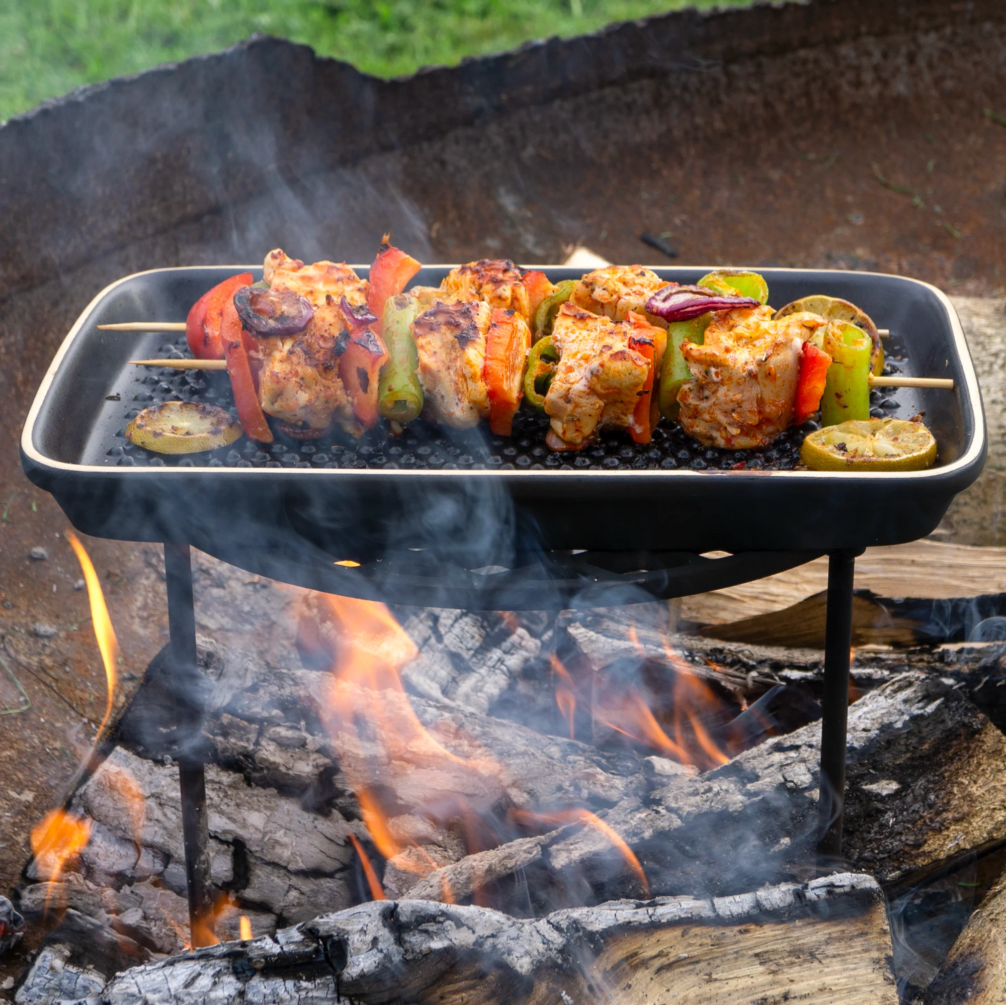 Römertopf Grillplancha Black – Rechteckige Keramik-Grillplatte für gesundes Grillen Rechteckige, schwarze Grill-Plancha aus Keramik von Römertopf mit zwei seitlichen Griffmulden, auf weißem Hintergrund fotografiert.