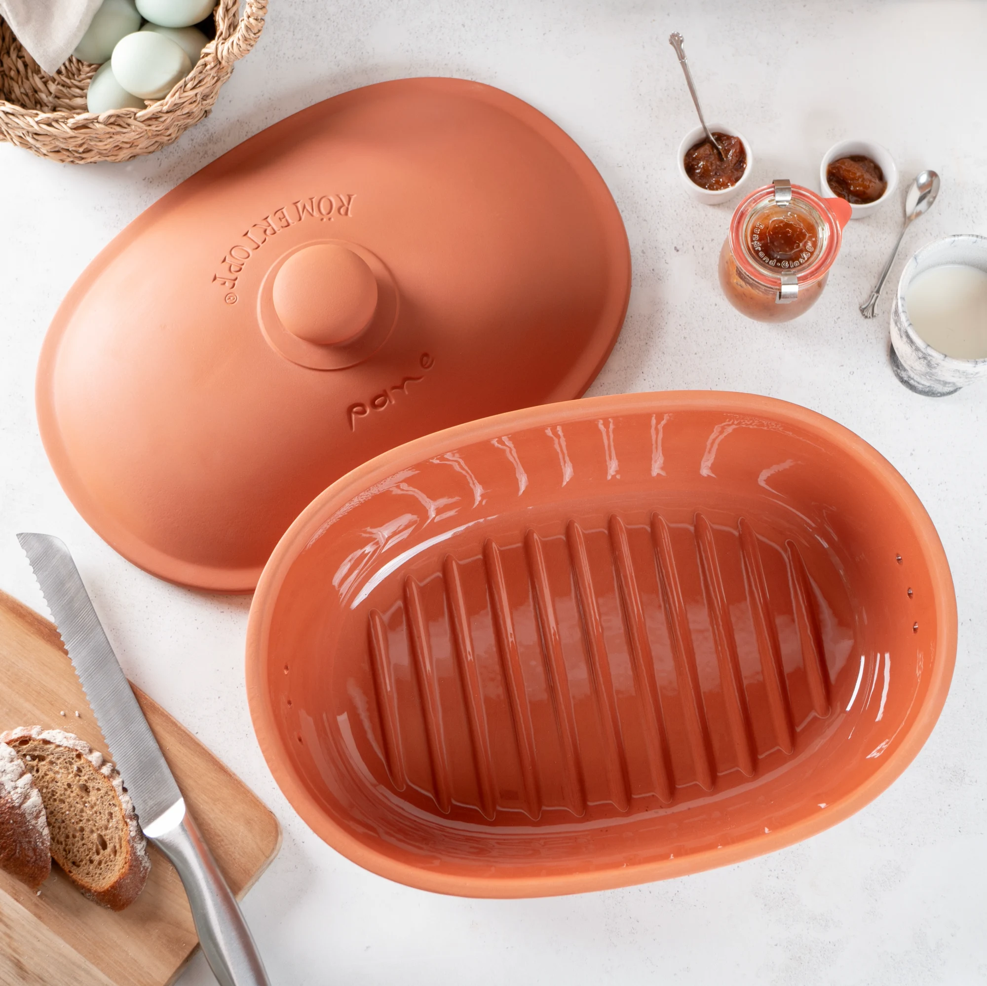 Römertopf Brottopf Maxi aus Terracotta – Frischetopf zur Brotaufbewahrung Großer runder Brottopf aus Terrakotta mit passendem Deckel; auf dem Deckel ist das Markenlogo „Römertopf“ erhaben eingraviert; der Topf steht auf einer neutralen, hellen Fläche.
