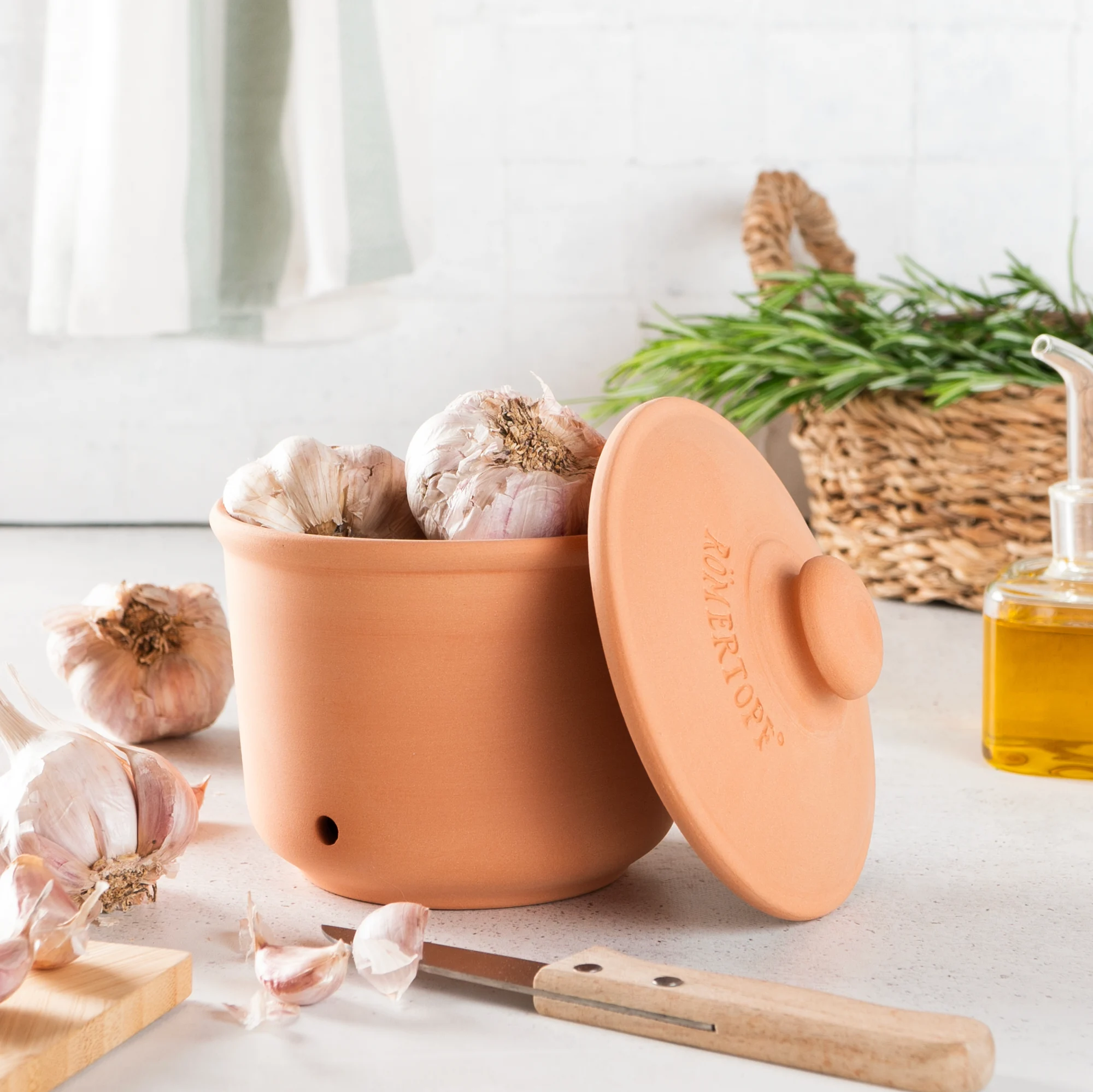 Römertopf Zwiebeltopf Maxi aus Terracotta – Frischetopf zur Zwiebel-Aufbewahrung Großer Zwiebeltopf aus naturbelassener Terrakotta mit Lüftungslöchern und passendem Deckel, geeignet zur atmungsaktiven und lichtgeschützten Aufbewahrung von Zwiebeln.