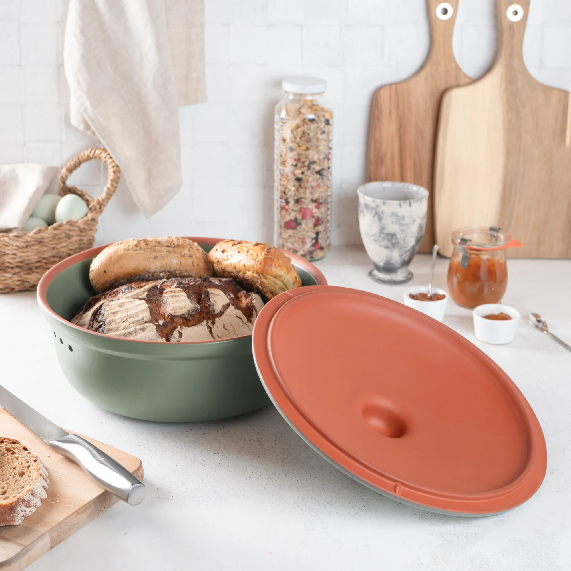 Römertopf Brottopf rund grün – Frischetopf zur natürlichen Brotaufbewahrung Runder grüner Römertopf Brottopf mit Deckel, aus natürlichem Ton, auf weißem Hintergrund – zur luftdurchlässigen Aufbewahrung von Brot und Gebäck.
