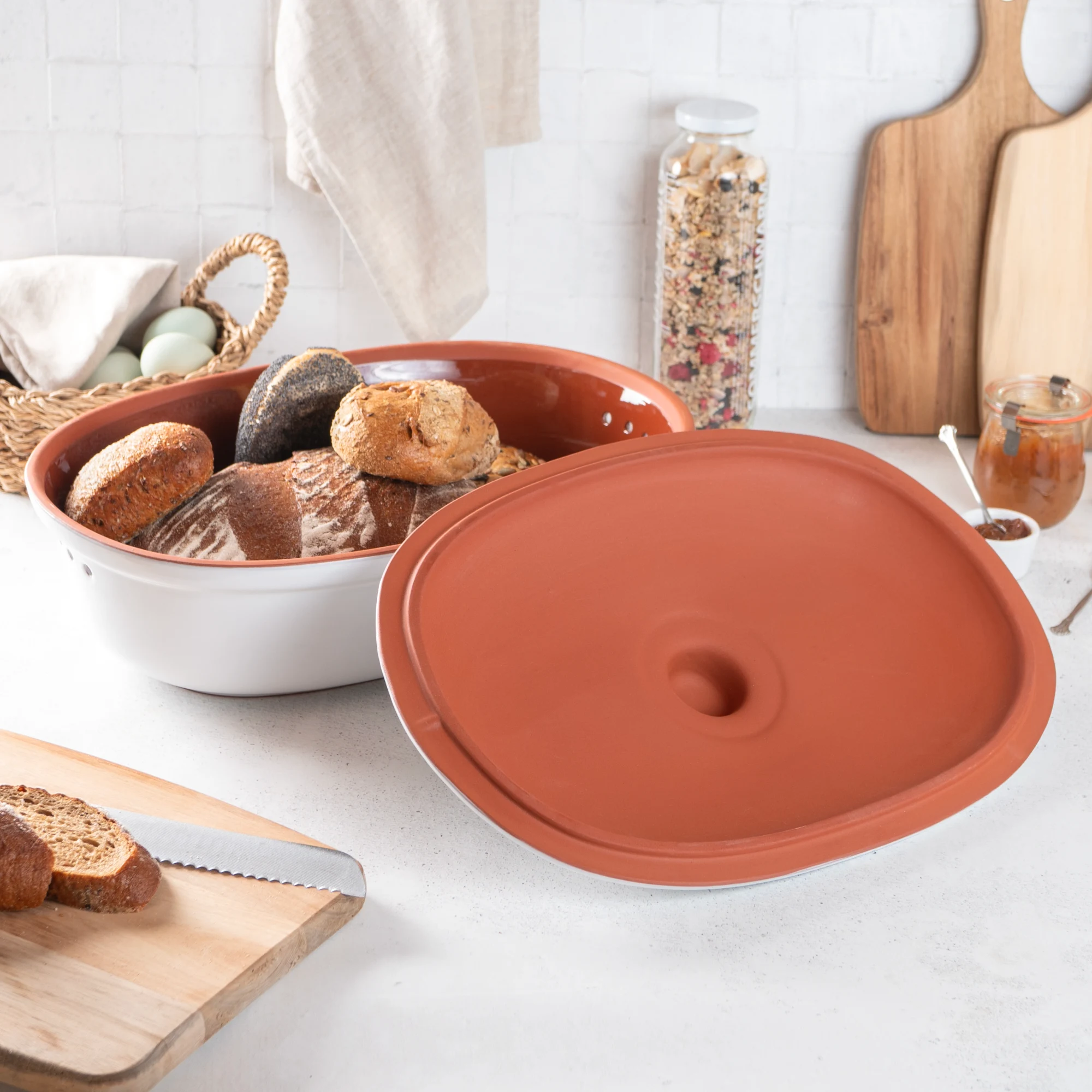 Römertopf Brottopf Maxi Weiß – Frische Topf zur Brotaufbewahrung aus Keramik Weißer Römertopf Brottopf „Frischetopf Maxi“ mit Deckel aus unglasierter Keramik, auf einem hellen Untergrund stehend; seitlicher Schriftzug „Brot“ und strukturierte Oberfläche zur Luftzirkulation, geeignet zur langen Aufbewahrung von Brot.