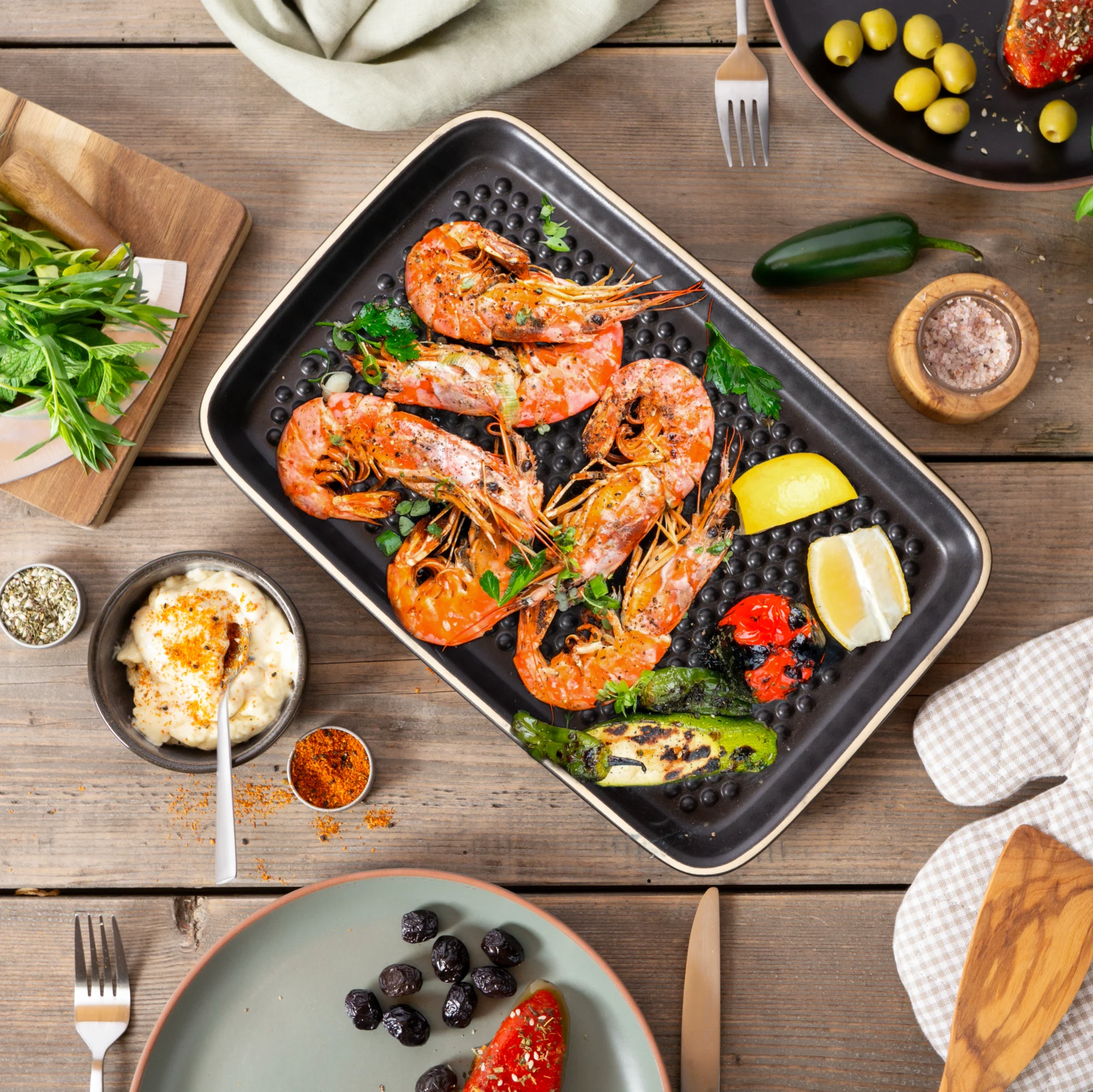 Römertopf Grillplancha Black – Keramik-Grillplatte für gesundes Braten auf Grill und Herd Schwarze, rechteckige Römer Topf Grill-Plancha mit zwei seitlichen Griffen, von schräg oben fotografiert, auf weißem Hintergrund.
