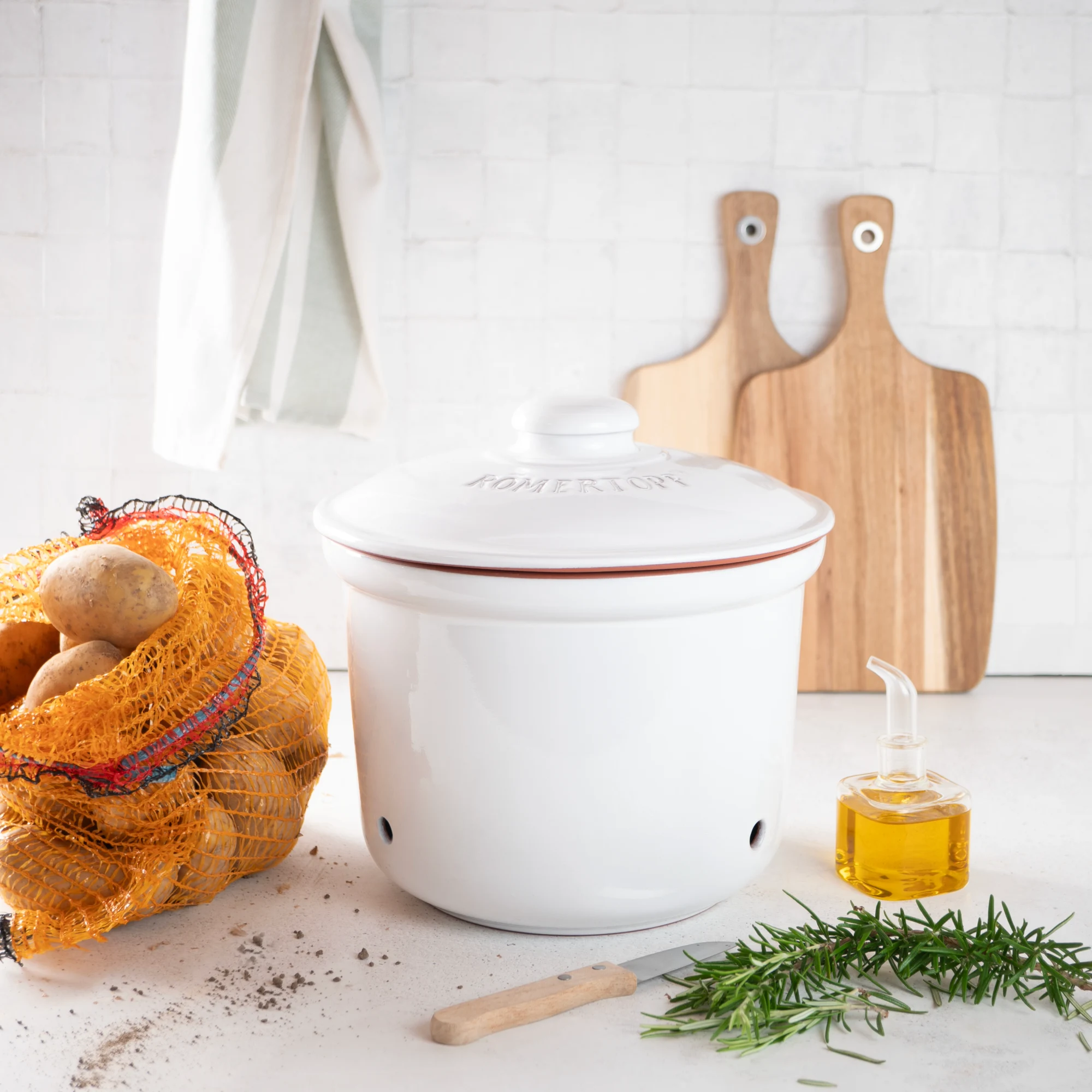 Römertopf Kartoffeltopf Maxi Plus Weiß – Großer Keramiktopf zur Aufbewahrung von Kartoffeln Weiß glasierter Römertopf-Kartoffeltopf in Maxi-Größe mit seitlichen Griffen und gelochtem Deckel zur optimalen Lagerung von Kartoffeln, stehend auf neutralem Hintergrund.