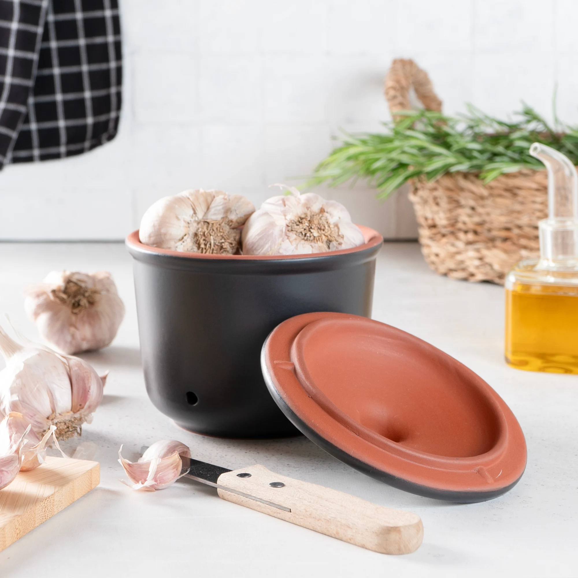 Römertopf Knoblauch-Frischetopf Mini in Schwarz – Geruchsfreier Knoblauchbehälter zur optimalen Aufbewahrung Schwarzer Römertopf Knoblauch-Frischetopf in Mini-Ausführung mit gelochtem Deckel, aus Keramik, vor weißem Hintergrund.