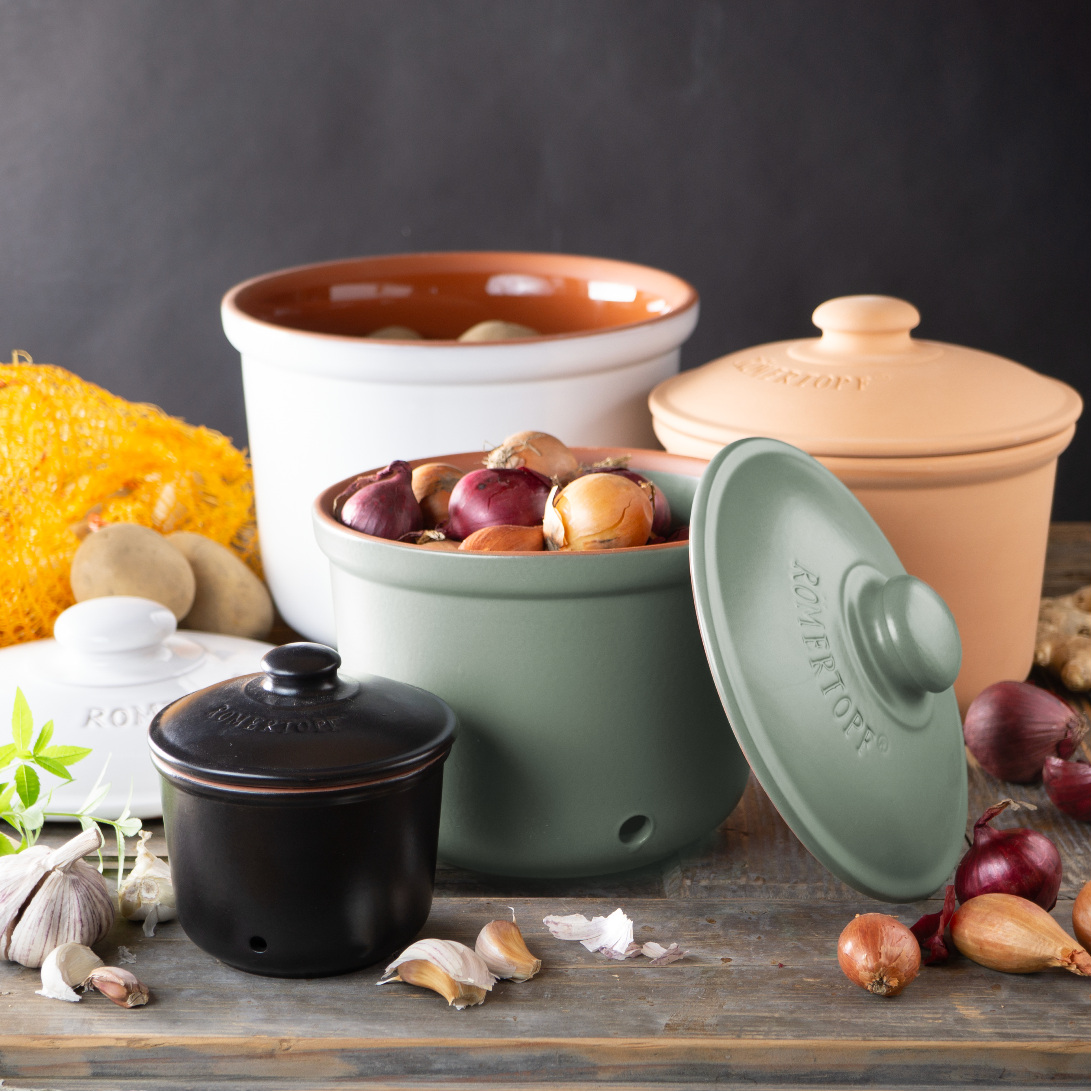 Römertopf Knoblauch-Frischetopf Mini in Weiß – Keramik Vorratsbehälter zur Aufbewahrung von Knoblauch Weißer, kleiner Römertopf-Frischetopf aus Keramik mit Deckel, gestaltet zum Aufbewahren von Knoblauch; seitliche Luftlöcher sorgen für Belüftung, das Produkt steht auf neutralem Hintergrund.