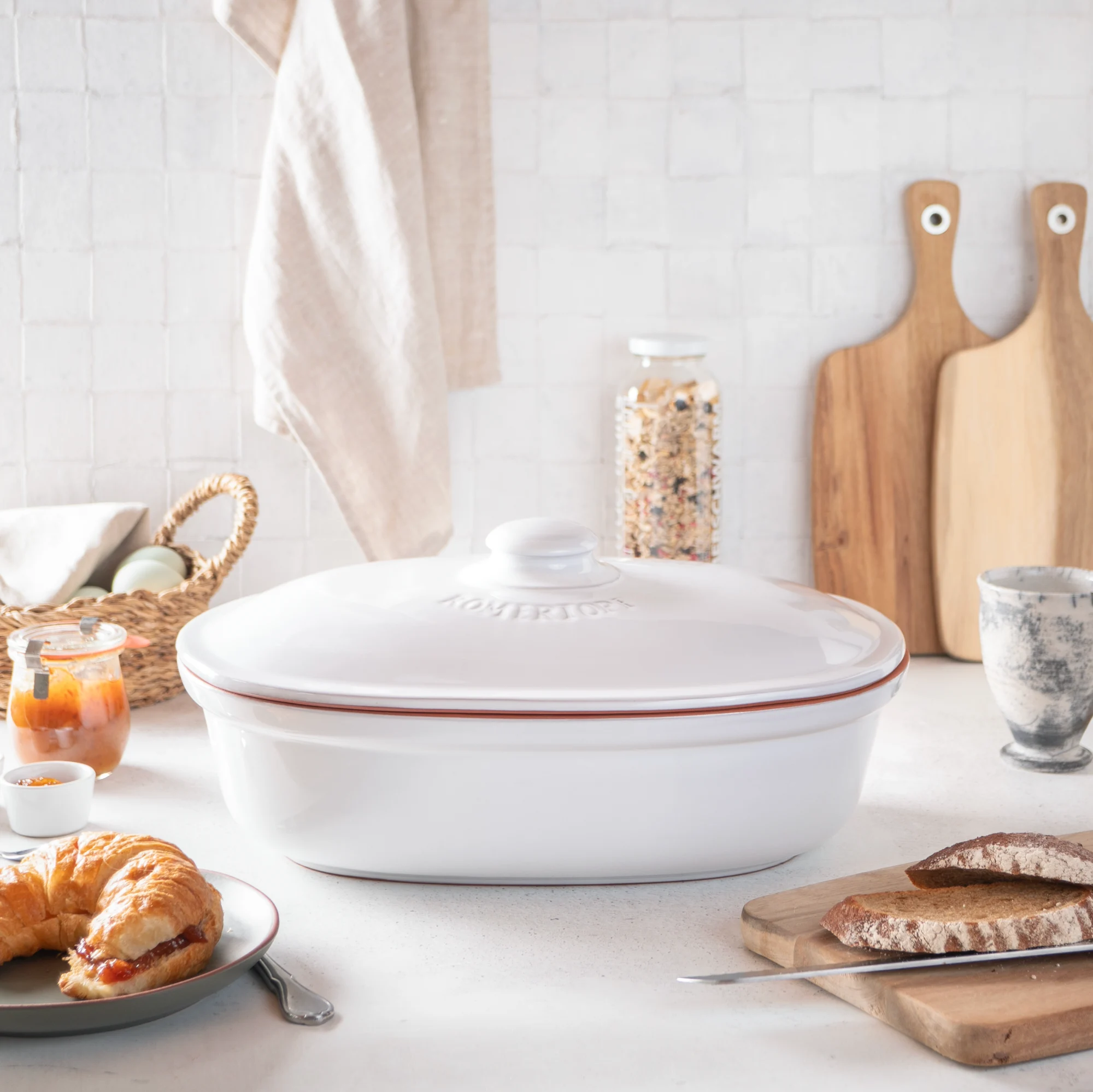 Römertopf Brottopf Maxi Weiß – Frischetopf zur Brotaufbewahrung aus Naturton Römertopf Brottopf Maxi in Weiß mit Deckel, gelochte Seitenwände zur Luftzirkulation, steht auf weißem Hintergrund.