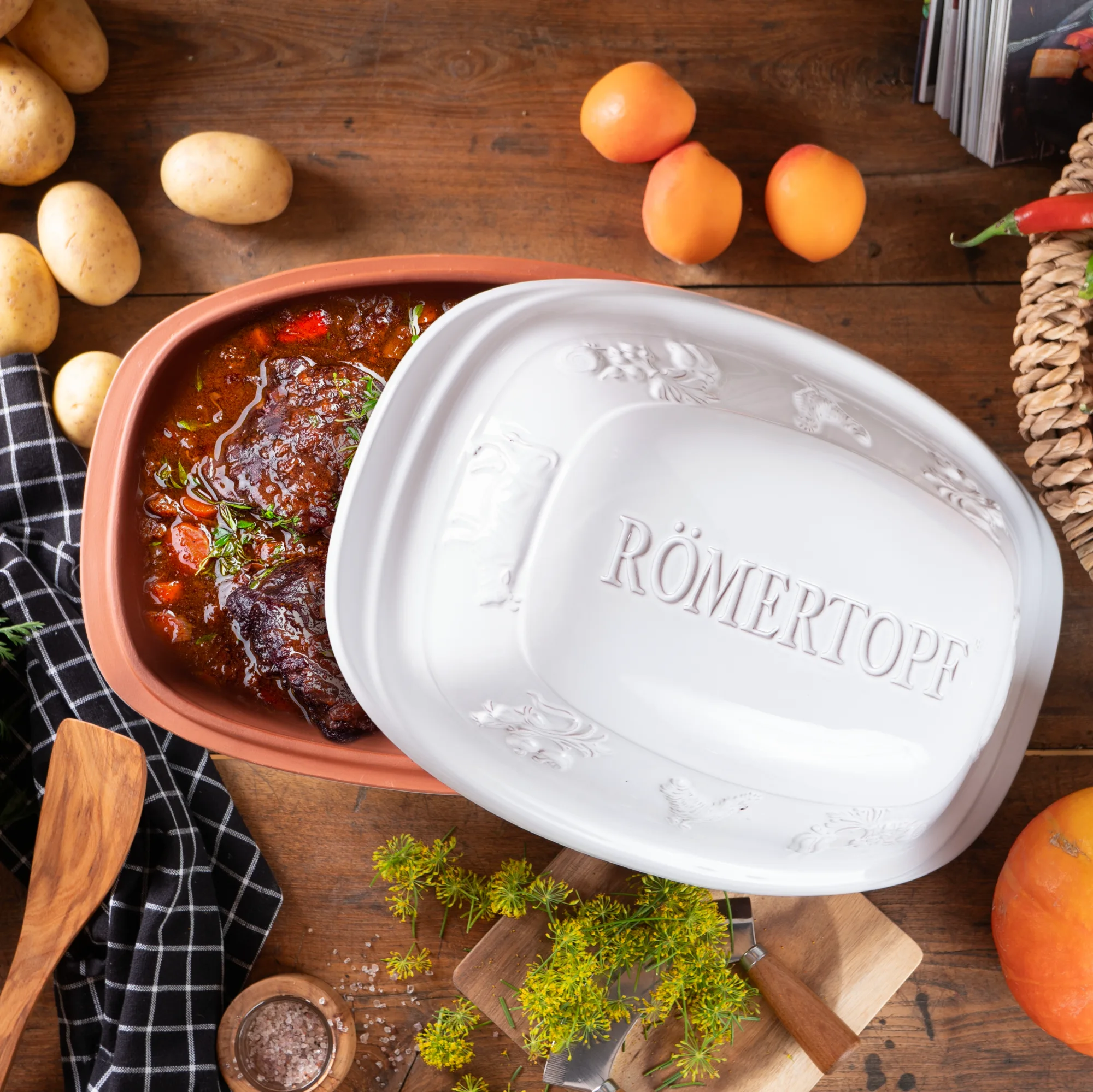 Römertopf Rustico in Weiß für 6 Personen – Bräter aus Naturton für gesundes Garen Ovaler Römertopf aus weiß glasierter Keramik mit Deckel, Modell „Rustico“ für 6 Personen, auf weißem Hintergrund.