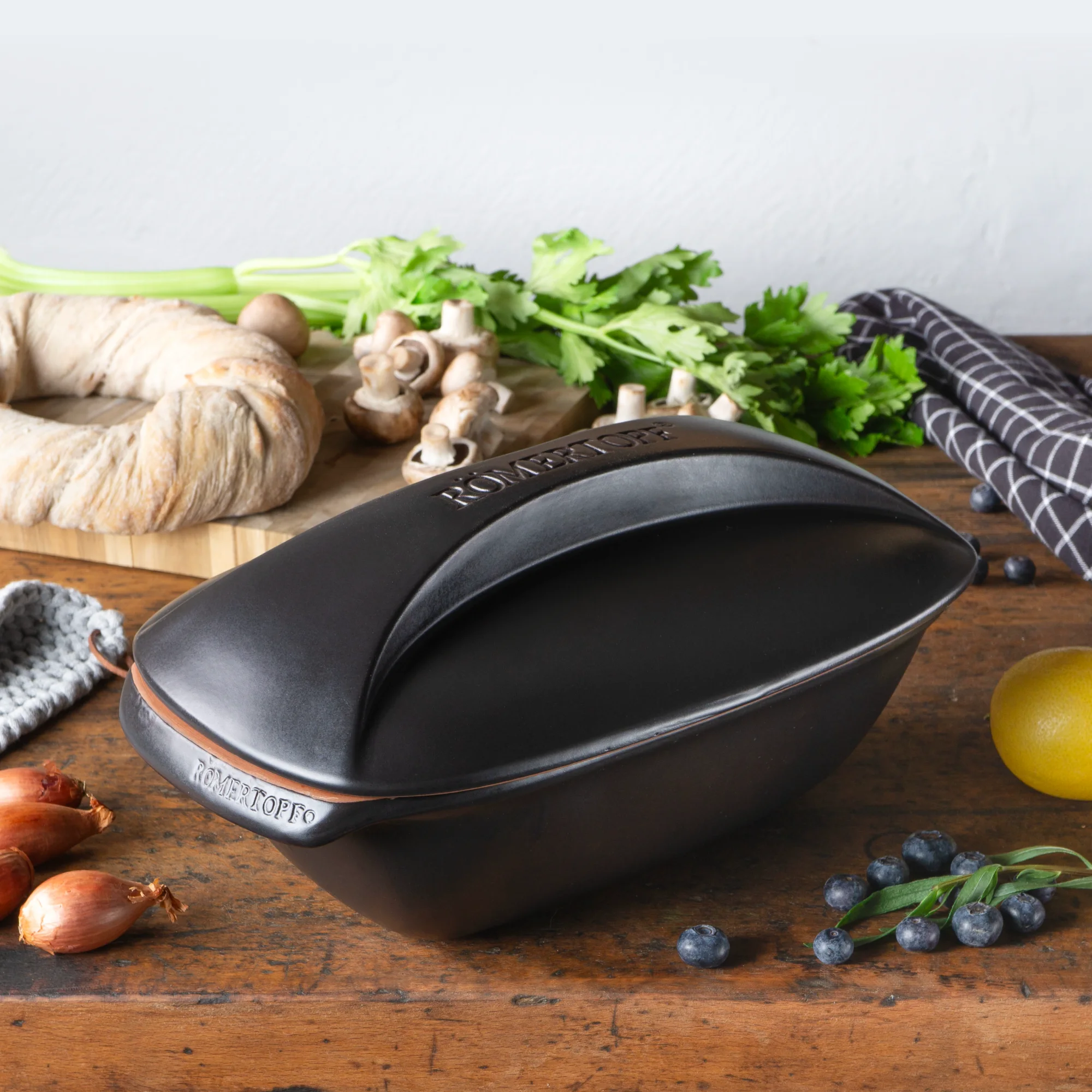 Römertopf Bräter Culinario Schwarz – Keramik Schmortopf mit Deckel für schonendes Kochen Schwarzer Römertopf Bräter Modell „Culinario“ aus Keramik mit Deckel, auf hellem Hintergrund freigestellt.