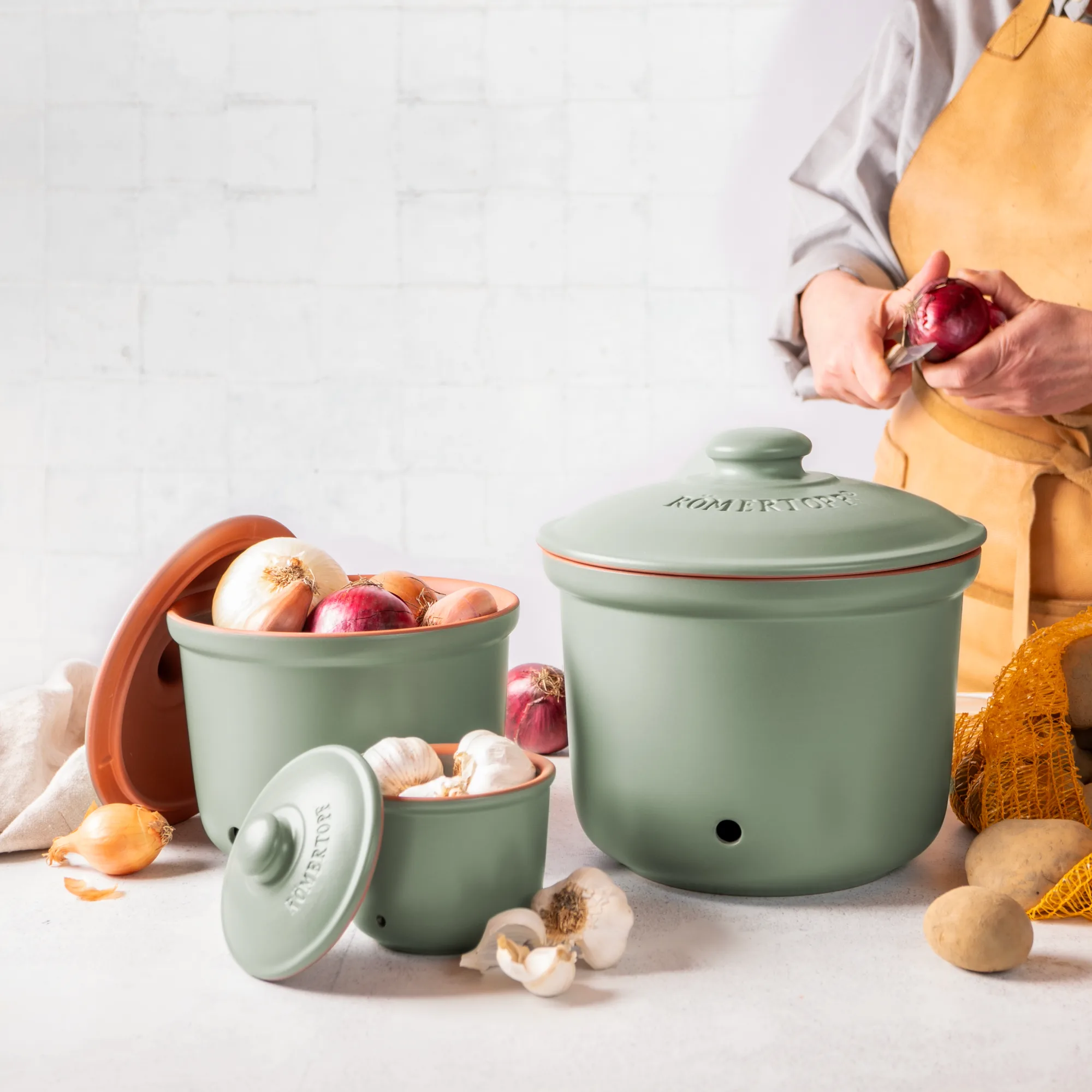 Römertopf Vorratstopf Set aus Keramik in Grün – 3-teiliges Set zur luftdichten Aufbewahrung von Lebensmitteln Zweiteiliges Vorratstopf-Set aus grün glasierter Keramik mit Deckeln, hergestellt von Römertopf, auf weißem Hintergrund.
