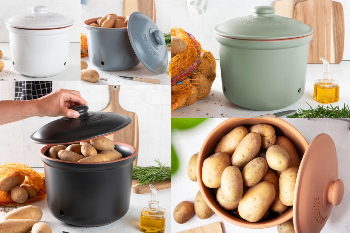 Runder Römertopf aus naturfarbenem Ton mit Deckel, gefüllt mit ungeschälten Kartoffeln, auf einem hellen Untergrund stehend.