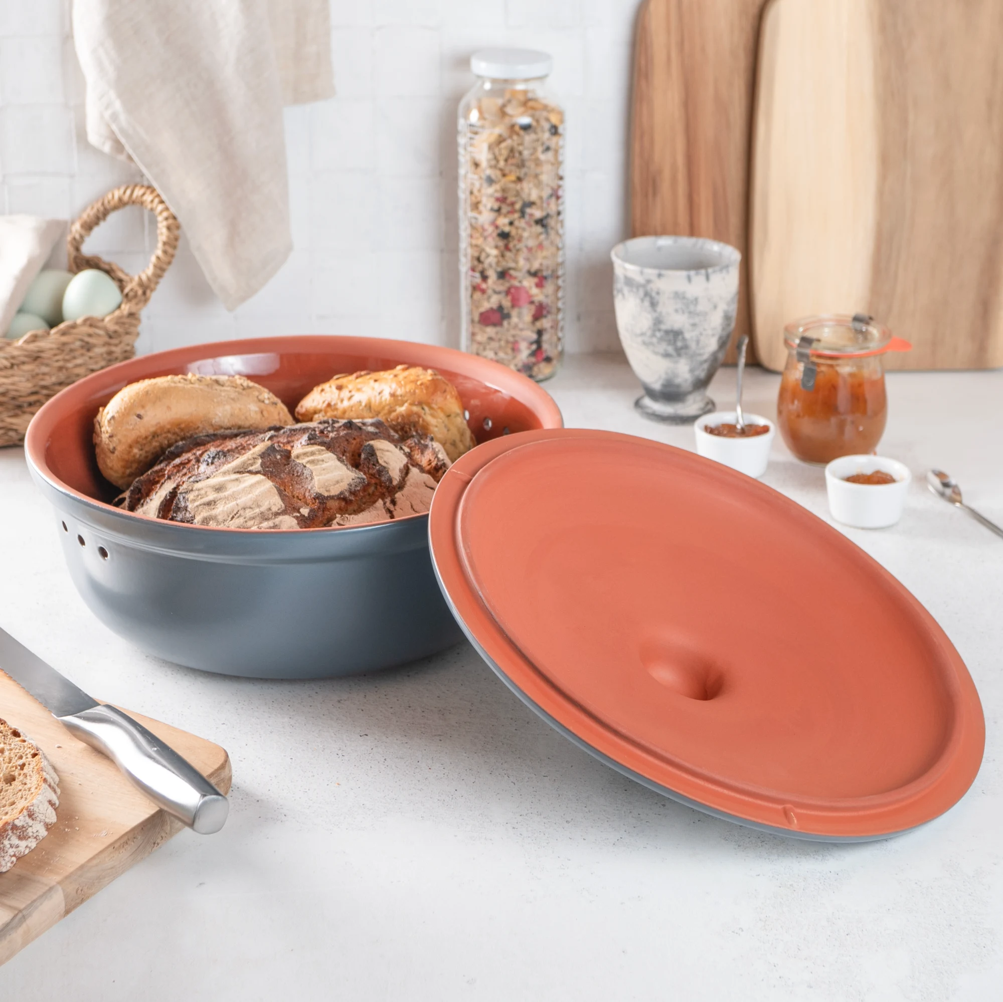 Römertopf Brottopf rund blaugrau – Keramik Frischetopf zur Brotaufbewahrung Runder Römertopf Brottopf in Blaugrau mit passendem Deckel, auf weißem Hintergrund – dient zur Aufbewahrung von Brot und zur Frischhaltung.