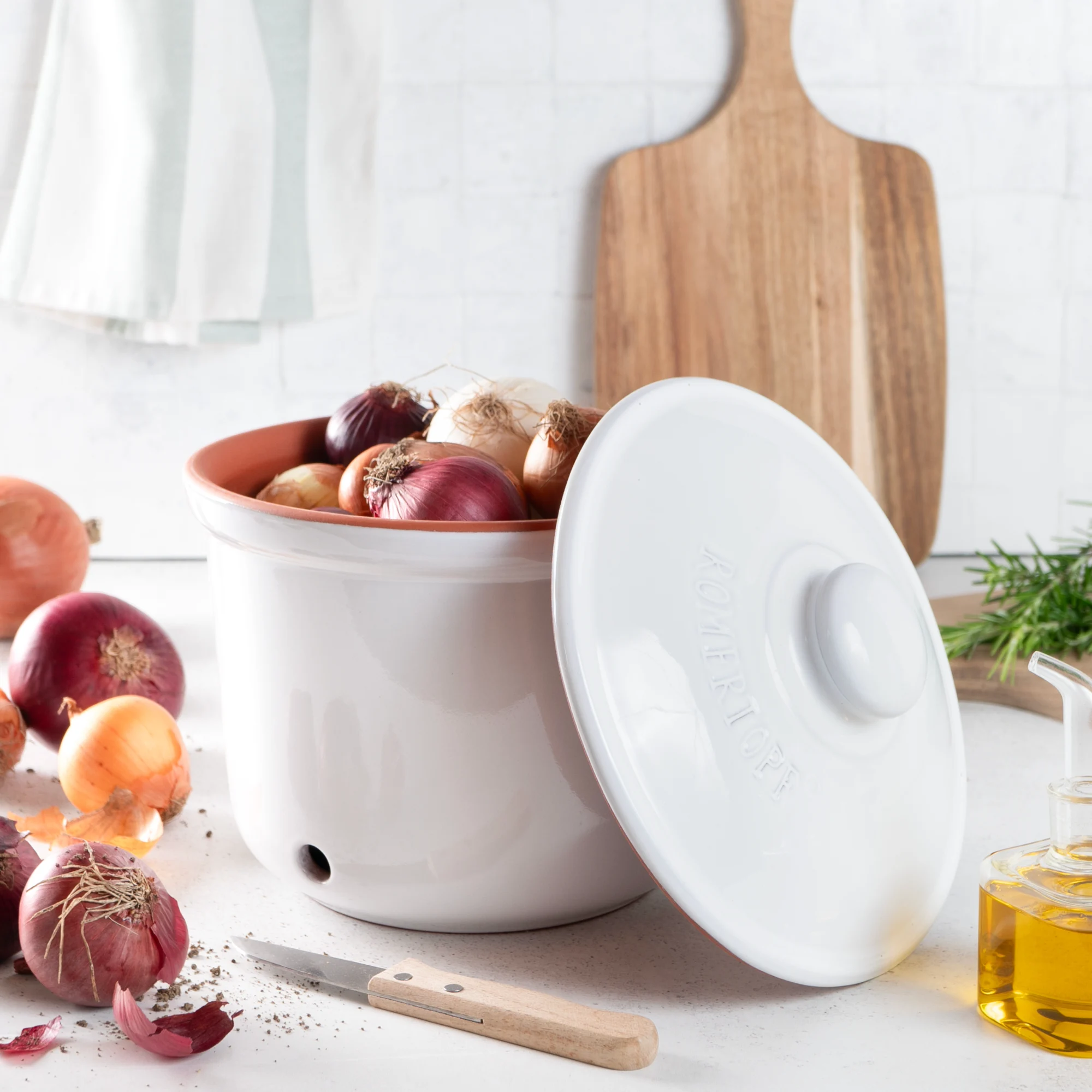 Römertopf Zwiebeltopf Maxi in Weiß – keramischer Frischetopf zur Zwiebelaufbewahrung Weiß glasierter Römertopf-Frischetopf in Maxi-Größe mit Deckel, Belüftungslöchern und „Zwiebeln“-Prägung auf der Vorderseite, verwendet zur luftdurchlässigen Aufbewahrung von Zwiebeln.