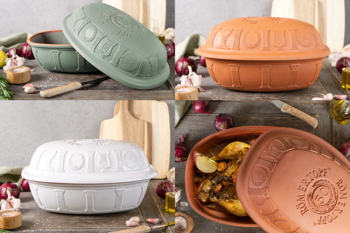 Rechteckiger Römertopf-Jubiläumsbräter aus rotbrauner Tonkeramik mit Deckel; Vorderseite mit graviertem Schriftzug „50 Jahre Römertopf“ und stilisierten Getreideähren verziert; steht auf weißem Untergrund.