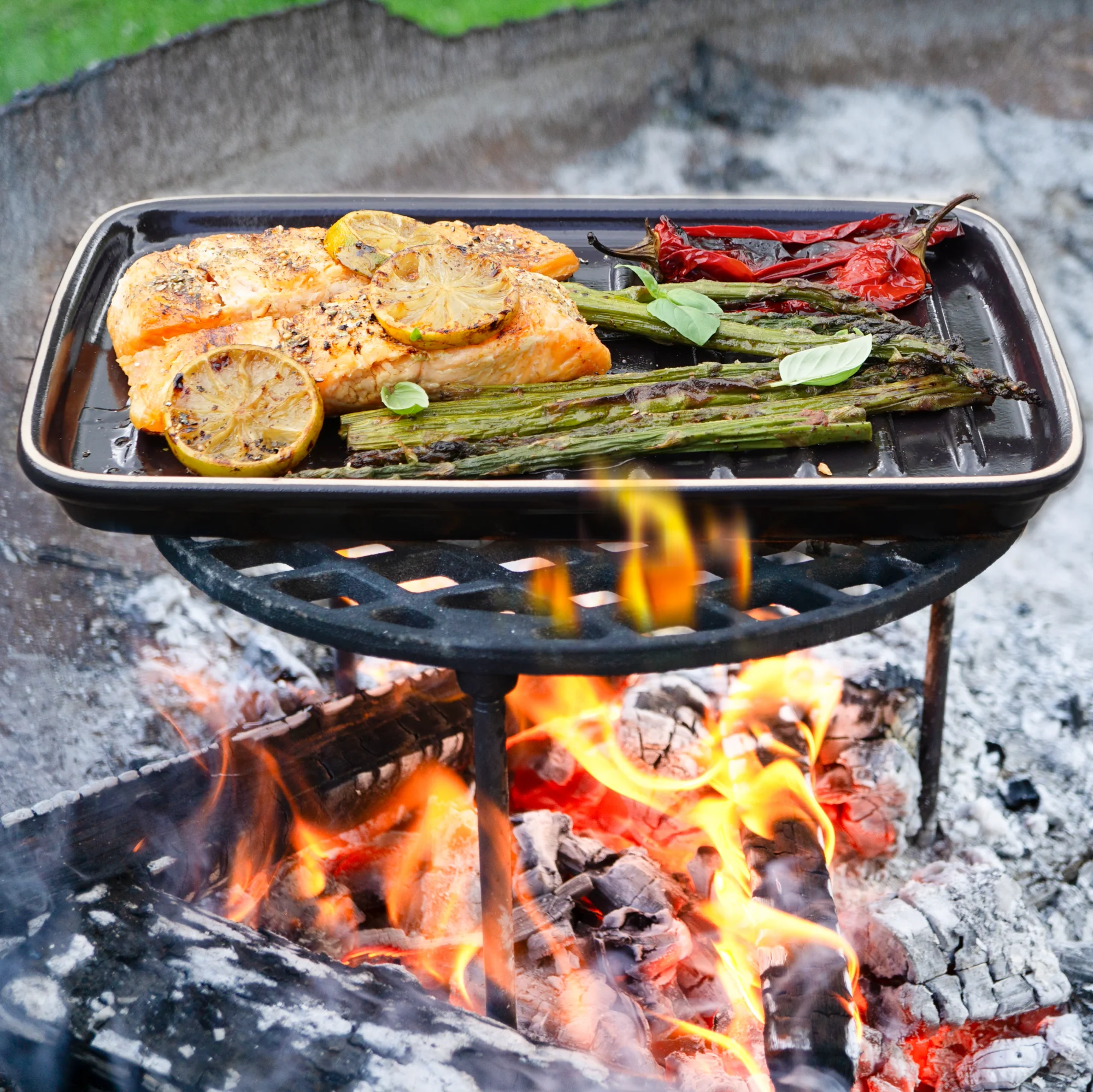 Römertopf Plancha rechteckig – Grillplatte aus Naturton für gesundes Garen Rechteckige, flache Plancha-Grillplatte aus Keramik von Römertopf mit zwei seitlichen Griffmulden, in naturtonfarbener Optik, auf weißem Hintergrund.