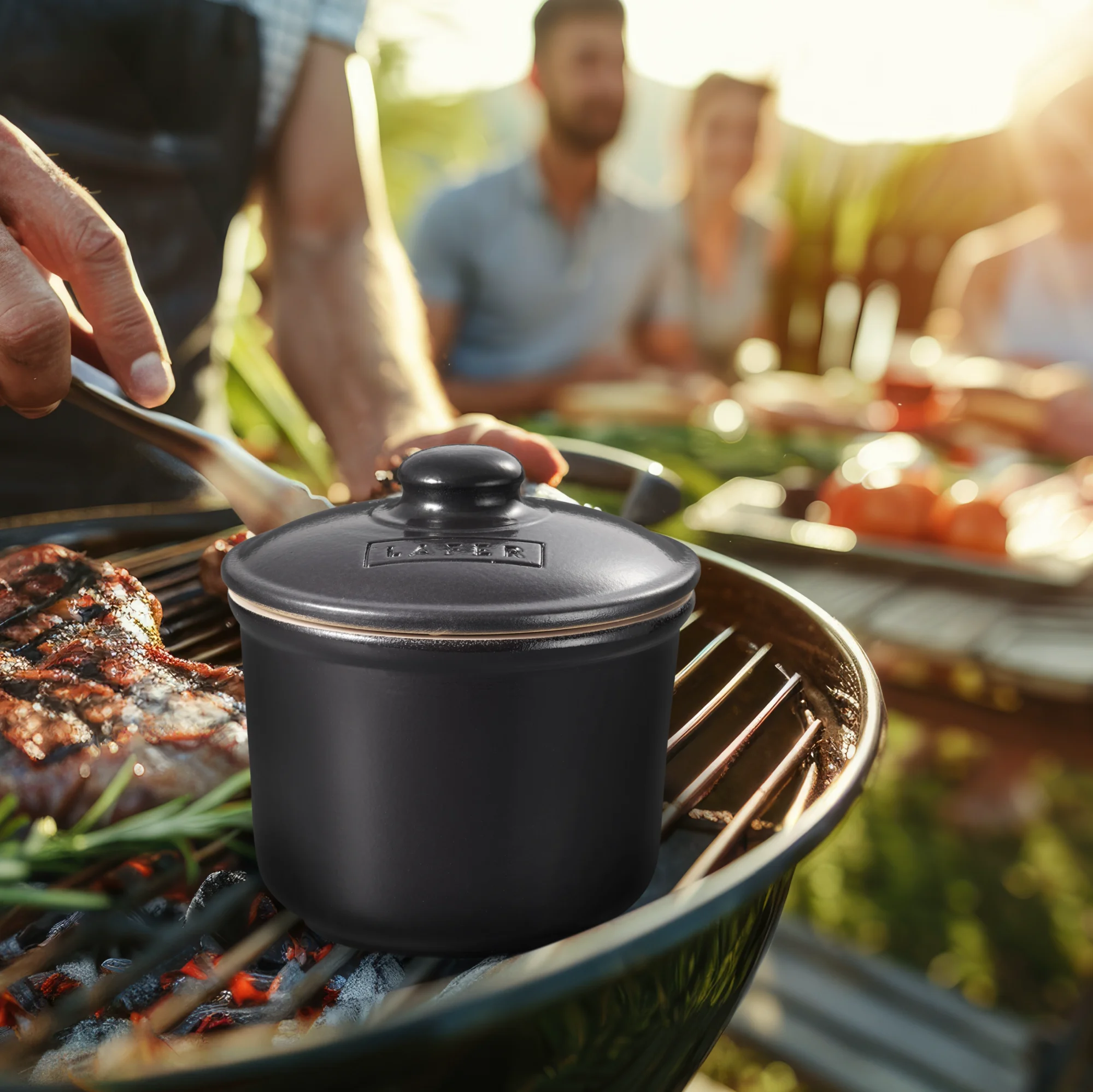 Römertopf Schmortopf Mini aus Naturton mit Deckel – ideal für kleine Portionen Kleiner Römertopf-Schmortopf aus naturfarbenem Ton mit Deckel, auf weißem Hintergrund stehend; ideal für Einzelportionen oder kleine Gerichte.