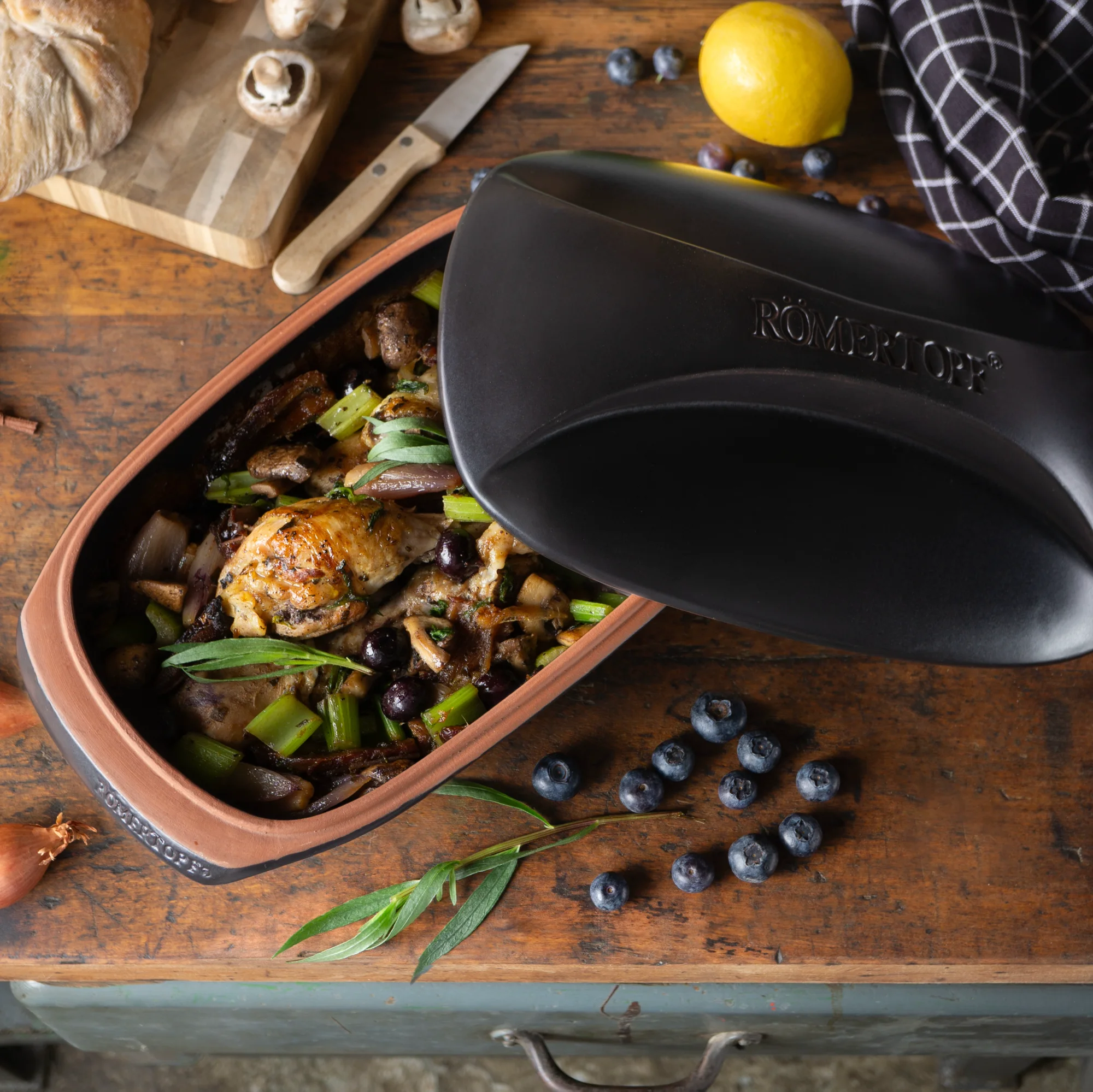 Römertopf Bräter Culinario Schwarz – Keramik Schmortopf mit Deckel für schonendes Garen Schwarzer Römertopf-Bräter der Serie „Culinario“ mit Deckel, seitlichen Griffmulden und glatter, moderner Oberfläche auf weißem Hintergrund.