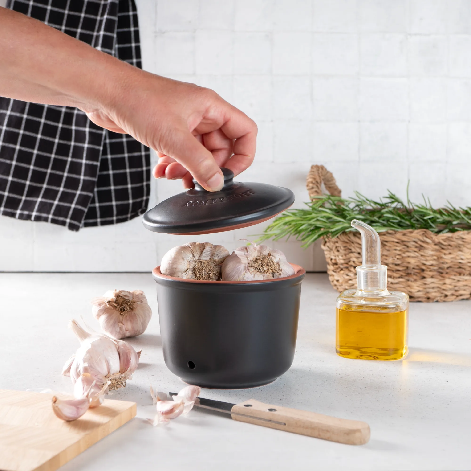 RÖMERTOPF Vorratstopf Set Schwarz – 3-teiliges Keramik-Set zur luftdichten Aufbewahrung von Lebensmitteln Schwarzes Römertopf Vorratstopf-Set aus Keramik, bestehend aus drei unterschiedlich großen Töpfen mit Deckeln, jeweils mit Beschriftung für Zwiebeln, Knoblauch und Kartoffeln, auf weißem Hintergrund.