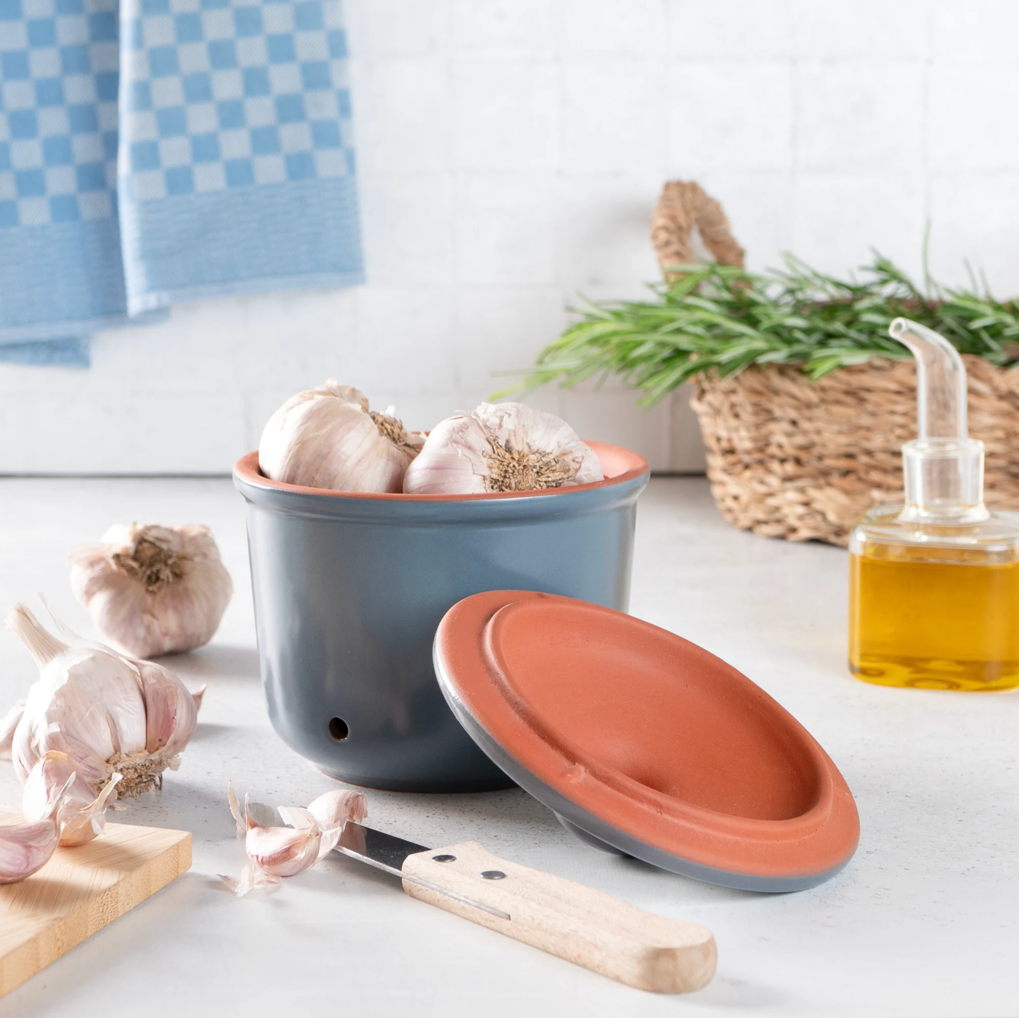 Römertopf Knoblauchtopf Mini blaugrau – Frischetopf zur aromatischen Aufbewahrung von Knoblauch Kleiner, blaugrauer Römertopf-Keramiktopf mit Deckel zur Aufbewahrung von Knoblauch, mit seitlichen Luftlöchern und eingeprägtem Schriftzug „Knoblauch“.