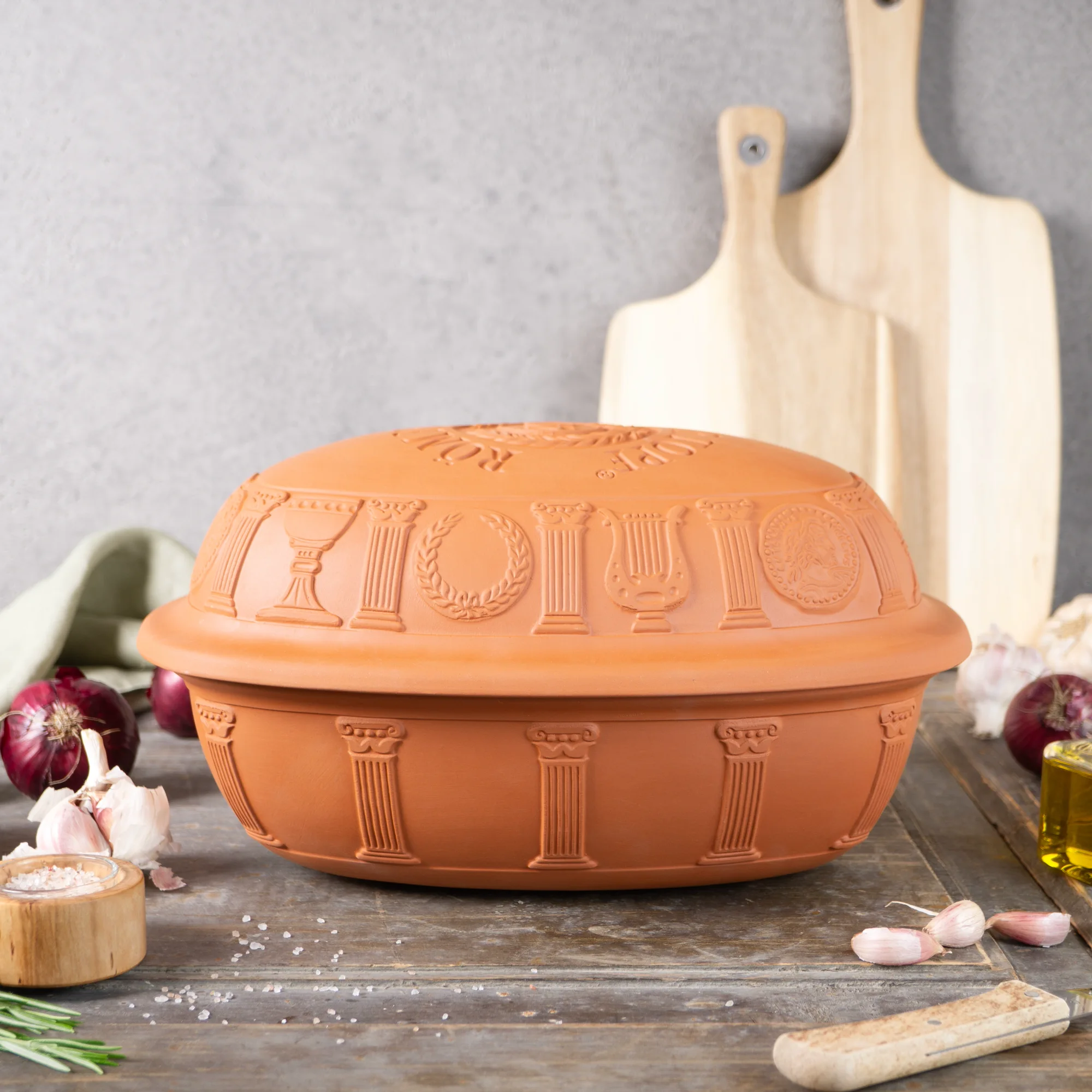 Römertopf Bräter Klassik 40 Jahre Jubiläumsedition aus Naturton – Ovaler Schmortopf mit Deckel für gesundes Kochen Rechteckiger Römertopf-Bräter aus naturfarbenem Ton mit Deckel, Vorderseite zeigt eingeprägte Schrift „RÖMERTOPF – 40 Jahre“, auf weißem Hintergrund.