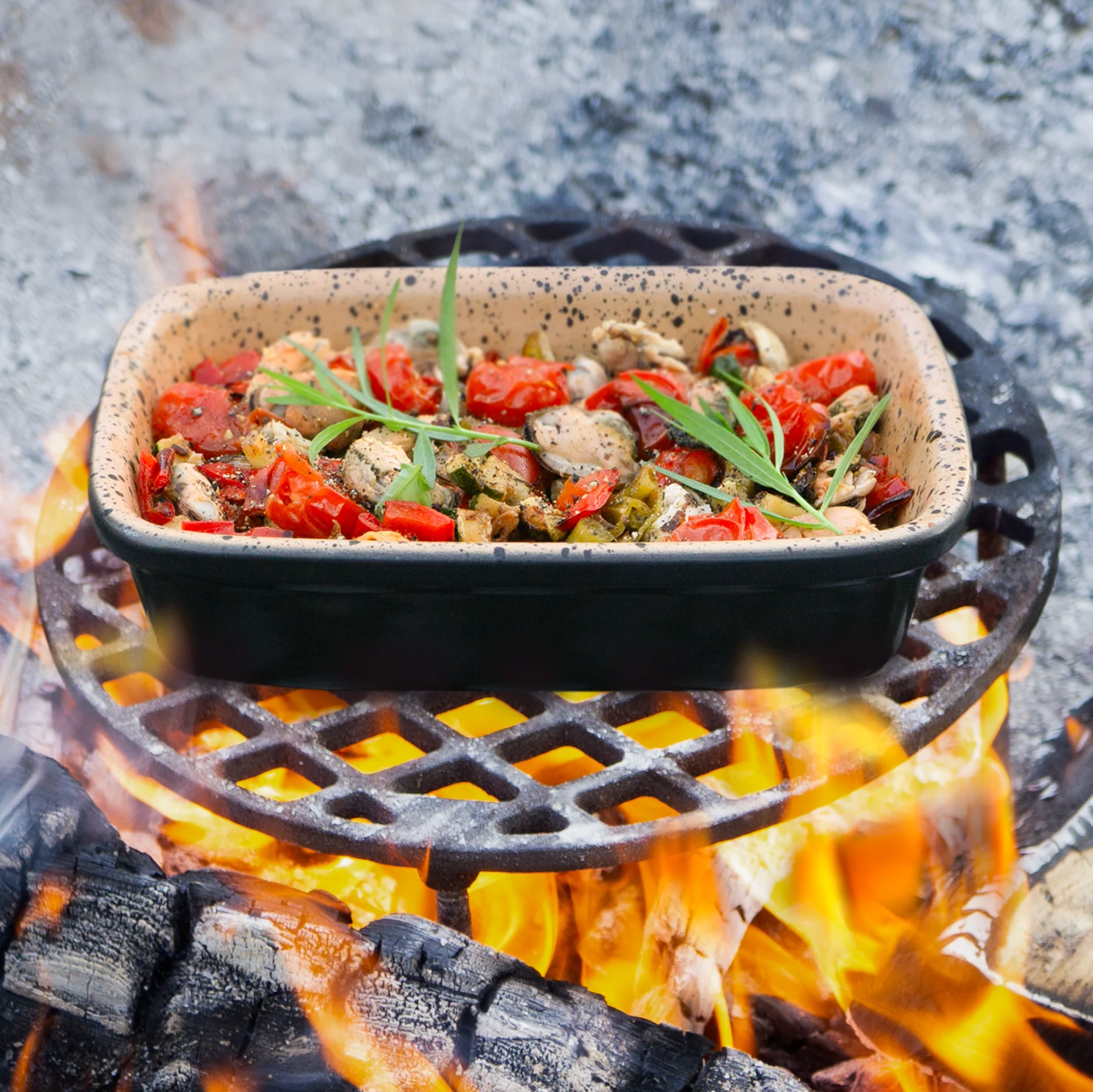 Römertopf Grillschale Medi – Keramik Grillform für schonendes Garen auf Grill und im Ofen Rechteckige Römertopf Grillschale aus heller Keramik mit seitlichen Griffmulden, auf weißem Hintergrund.