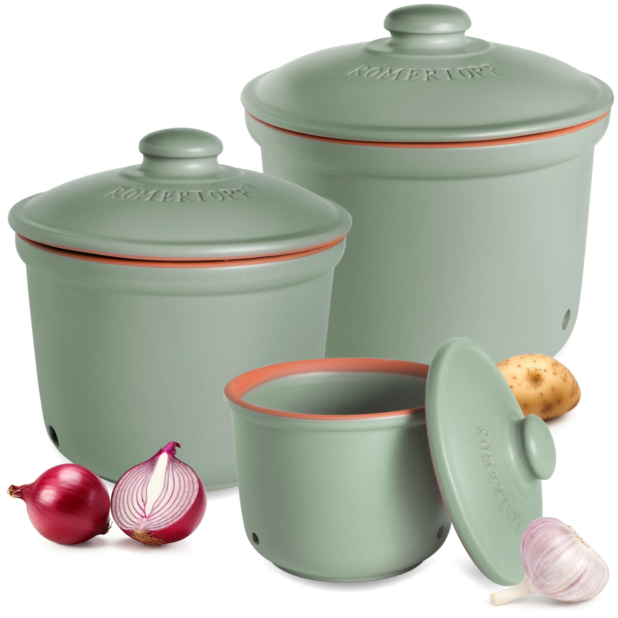 Römertopf Vorratstopf Set grün aus Keramik – 3-teiliges Aufbewahrungsset für Küche Zweiteiliges Vorratstopf-Set aus Keramik in grünem Farbton, bestehend aus zwei unterschiedlich großen Töpfen mit Deckeln und Beschriftung "Zwiebeln" und "Knoblauch"; beide mit Lüftungslöchern und dekorativem, natürlichem Design.
