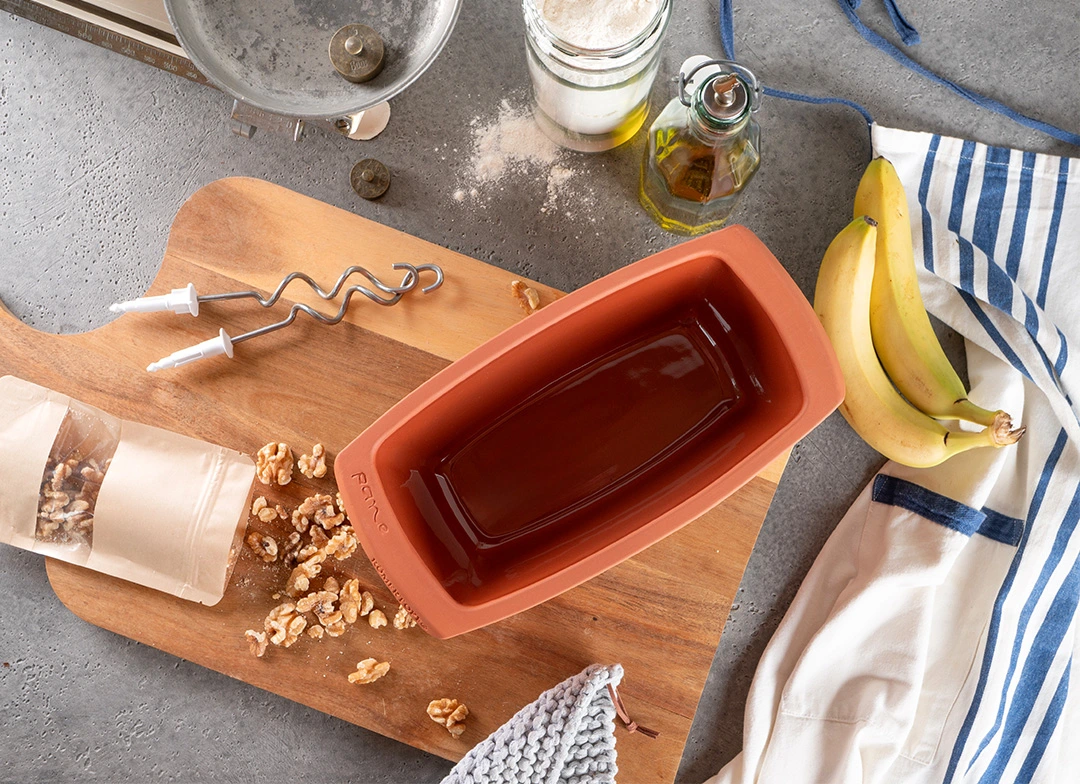 Römertopf Kastenbackform aus Ton – Brotbackform für saftiges, knuspriges Brot Rechteckige Römertopf Kastenbackform aus naturbelassenem Ton, mit glatter Oberfläche und leicht abgerundeten Kanten, vor weißem Hintergrund.