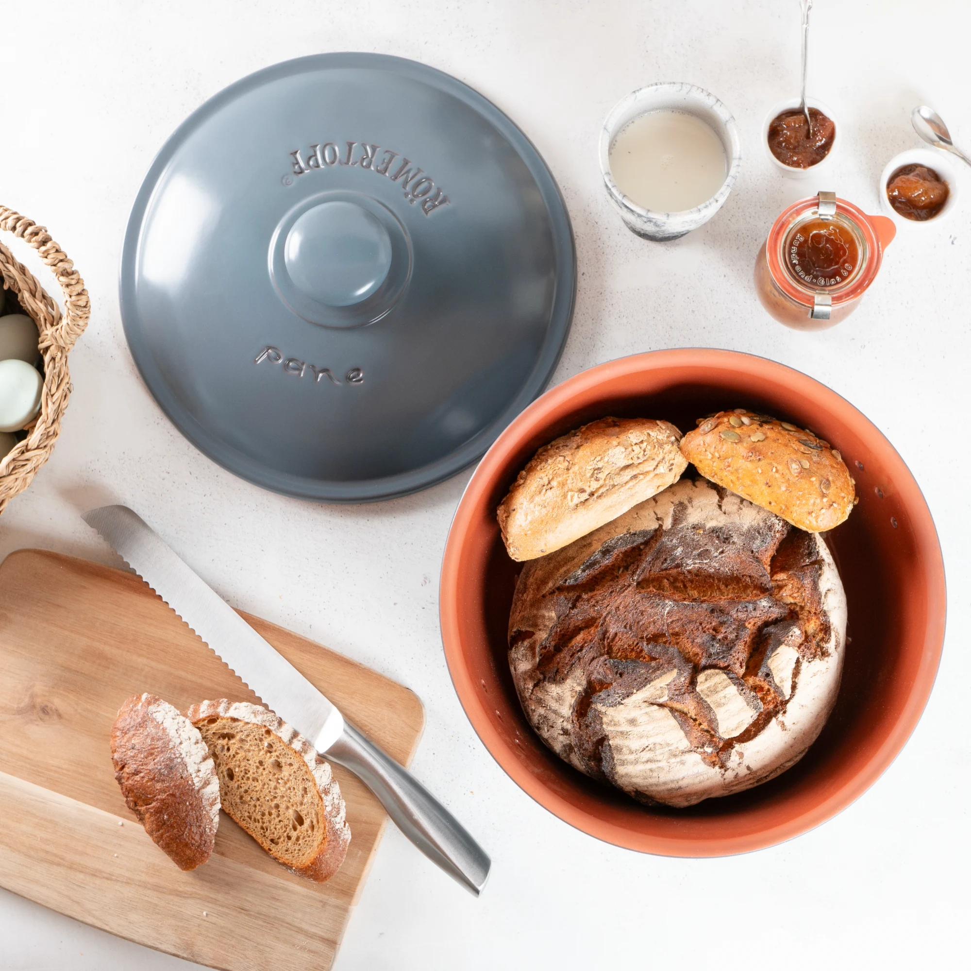 Römertopf Brottopf rund blaugrau – Frischetopf zur Brotaufbewahrung aus Naturton Runder Römertopf Brottopf in Blaugrau mit passendem Deckel, aus naturbelassenem Ton gefertigt, auf weißem Hintergrund.