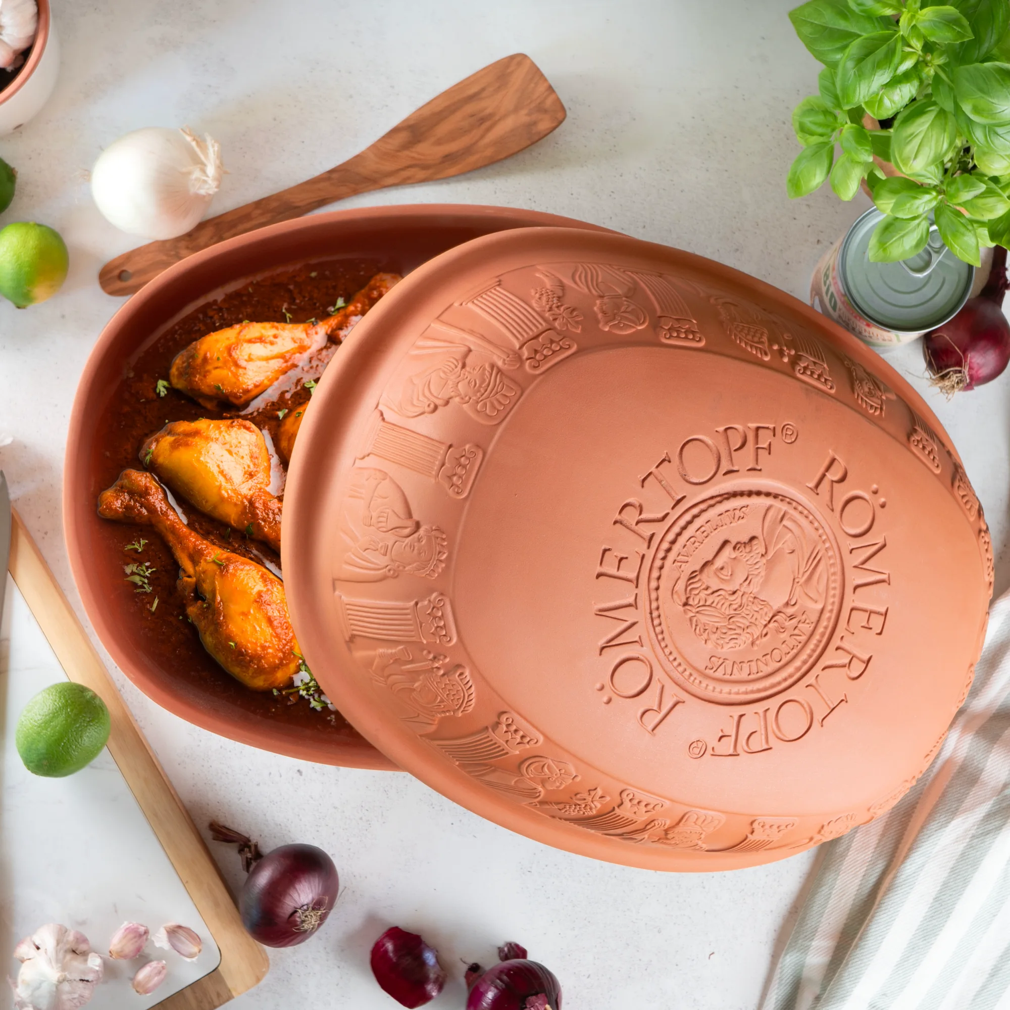 Gänsebräter aus Keramik mit Deckel von Römertopf – ideal für saftige Gänse und Braten Großer, ovaler Römertopf-Gänsebräter aus naturfarbenem Ton mit Deckel, auf weißem Hintergrund, geeignet zum fettarmen Garen im Ofen.