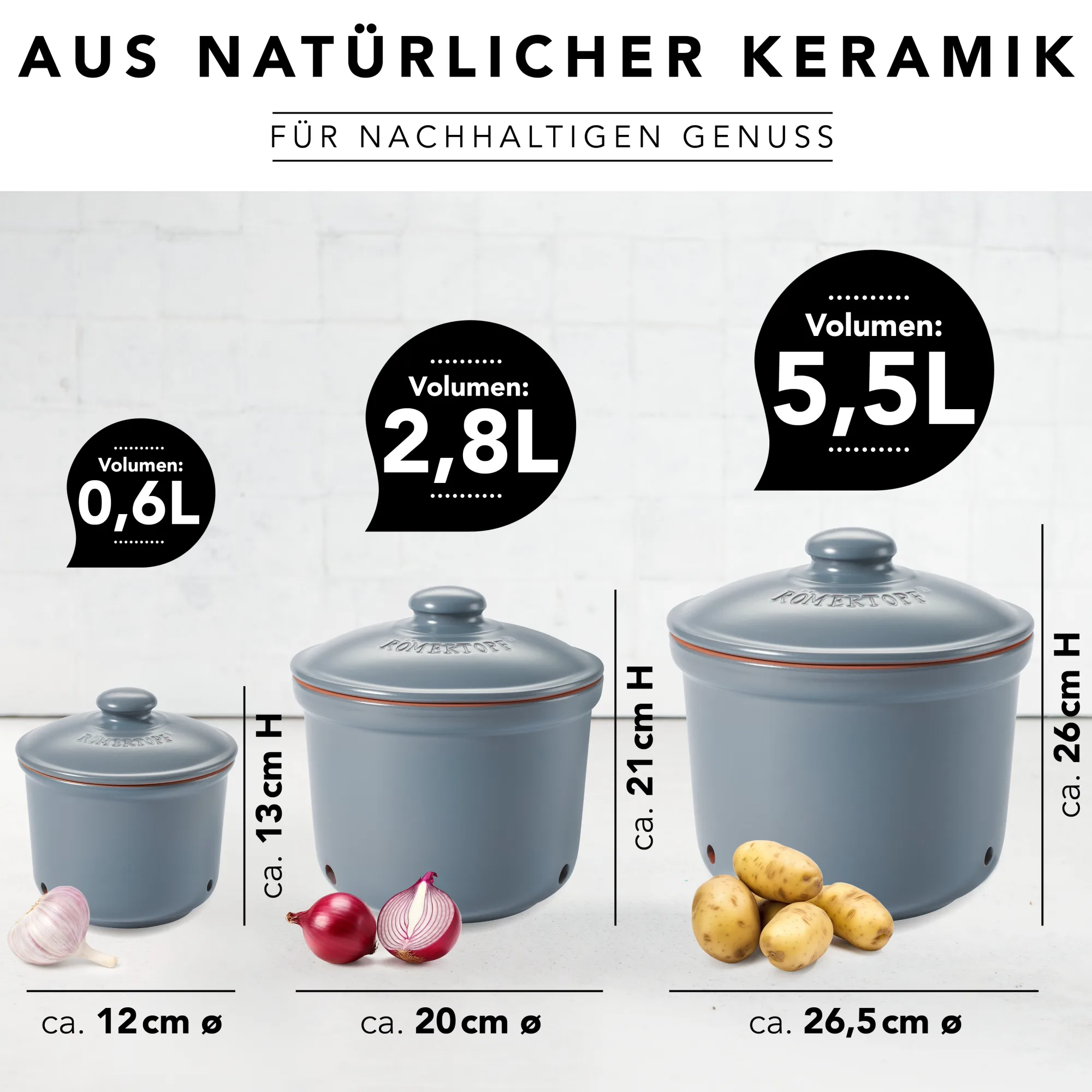 Römertopf Vorratstopf-Set aus Keramik in Blaugrau – 3-teiliges Aufbewahrungsset für Küche & Lebensmittel Set aus drei blaugrauen Römertopf-Vorratstöpfen mit Holzdeckeln in unterschiedlicher Größe, jeweils mit weißer Beschriftung für Zwiebeln, Knoblauch und Kartoffeln, auf weißem Hintergrund.