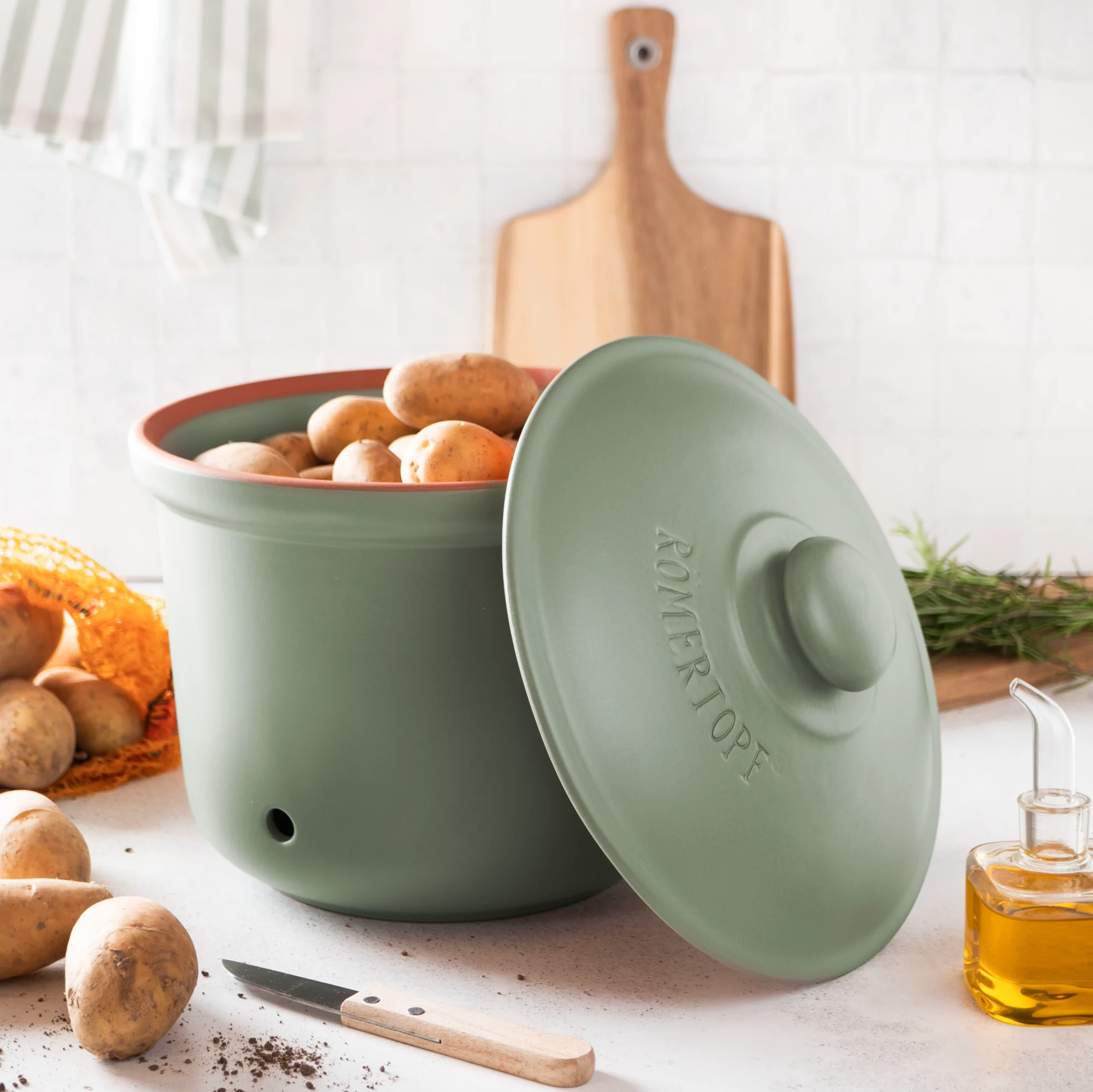 Römertopf Kartoffeltopf aus Keramik in Grün – Für frische und lange haltbare Kartoffeln Grüner Römertopf Kartoffeltopf mit Deckel aus Keramik, seitlich zwei Griffe, auf weißem Hintergrund.