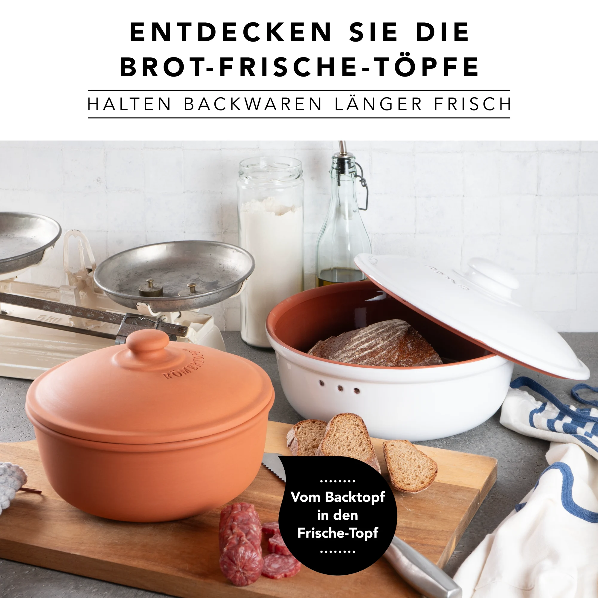 Römertopf Brotbacktopf aus Naturton – Perfekt für knuspriges, selbstgebackenes Brot Römertopf Brotbacktopf aus natürlichem Ton mit Deckel, rechteckige Form, auf einem hellen Untergrund stehend.