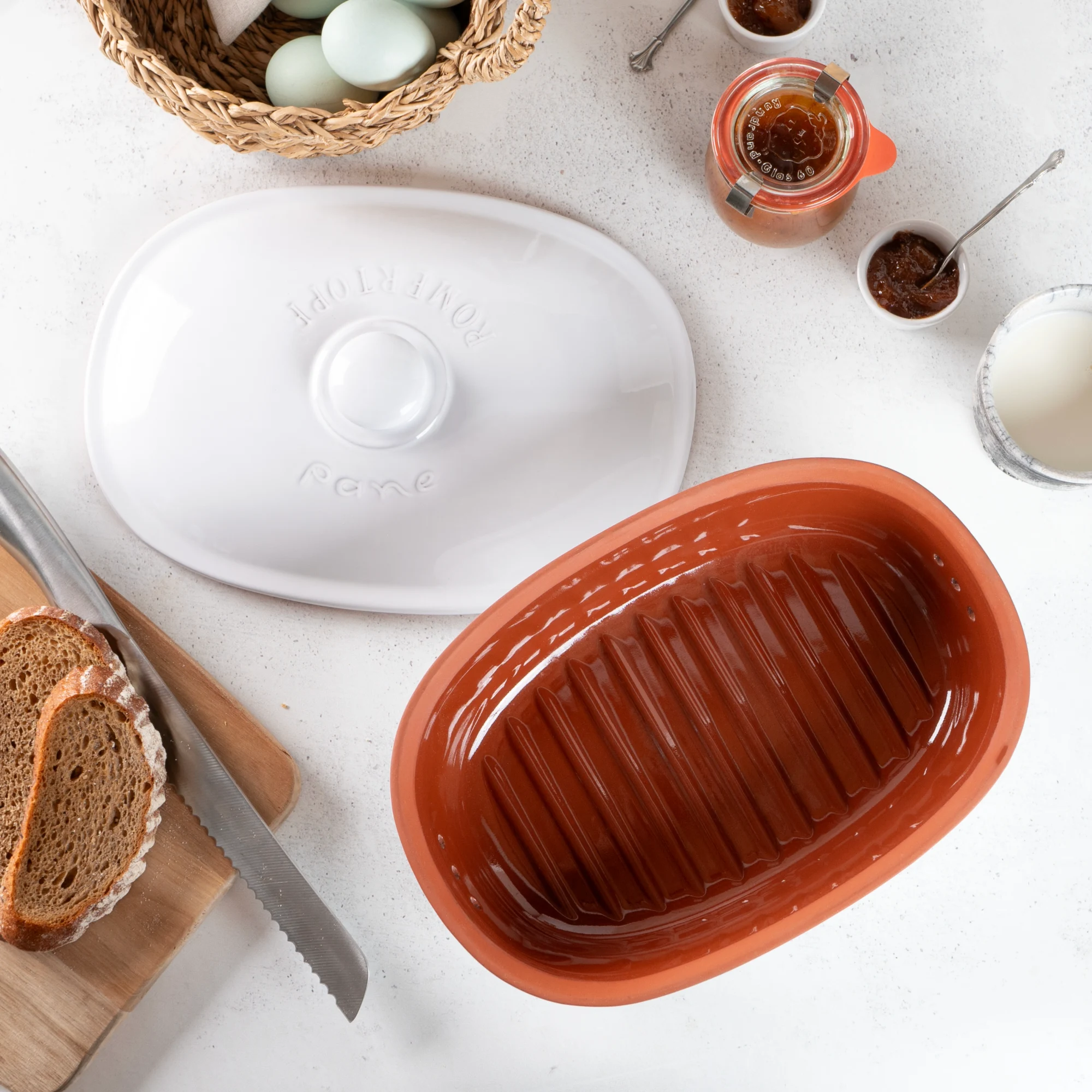 Römertopf Brottopf Frischetopf Medi Weiß – Keramik Brotkasten für langanhaltende Frische Römertopf Brottopf Frischetopf in modernem Weiß mit Deckel und seitlichen Griffmulden, aus atmungsaktiver Keramik zur natürlichen Aufbewahrung von Brot und Brötchen.