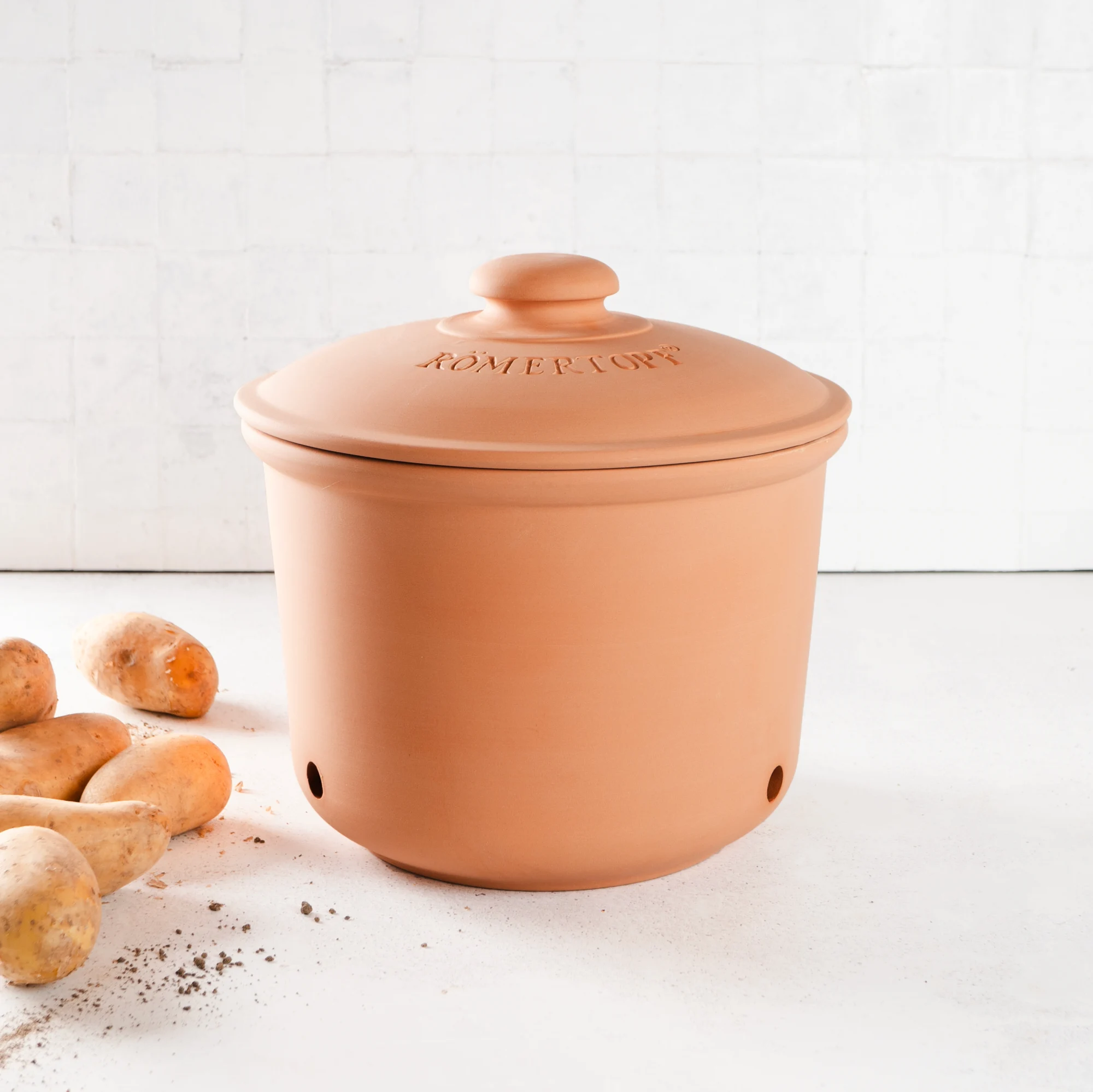 Römertopf Kartoffeltopf Maxi Plus aus Terracotta mit Deckel – ideal zur Aufbewahrung von Kartoffeln Großer Kartoffeltopf aus Terrakotta mit Deckel, in typischer Römer-Topf-Form, auf weißem Hintergrund – geeignet zur Lagerung von Kartoffeln.