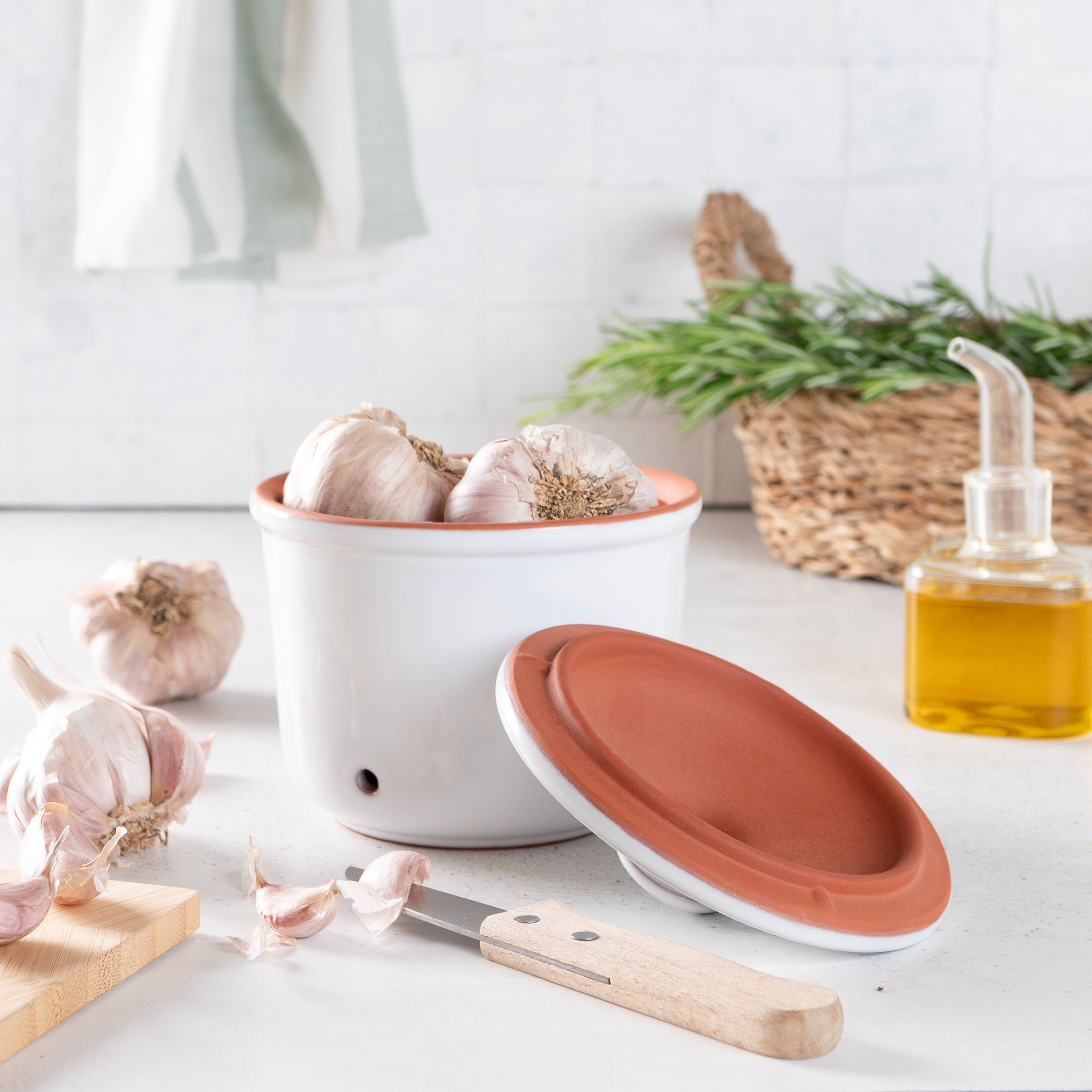 Römertopf Knoblauchtopf Mini Weiß – Frischetopf aus Keramik zur aromatischen Aufbewahrung von Knoblauch Weißer, kleiner Keramiktopf mit Deckel zur Aufbewahrung von Knoblauch; der Topf hat seitliche Luftlöcher und ist mit dem Schriftzug „RÖMERTOPF“ graviert.