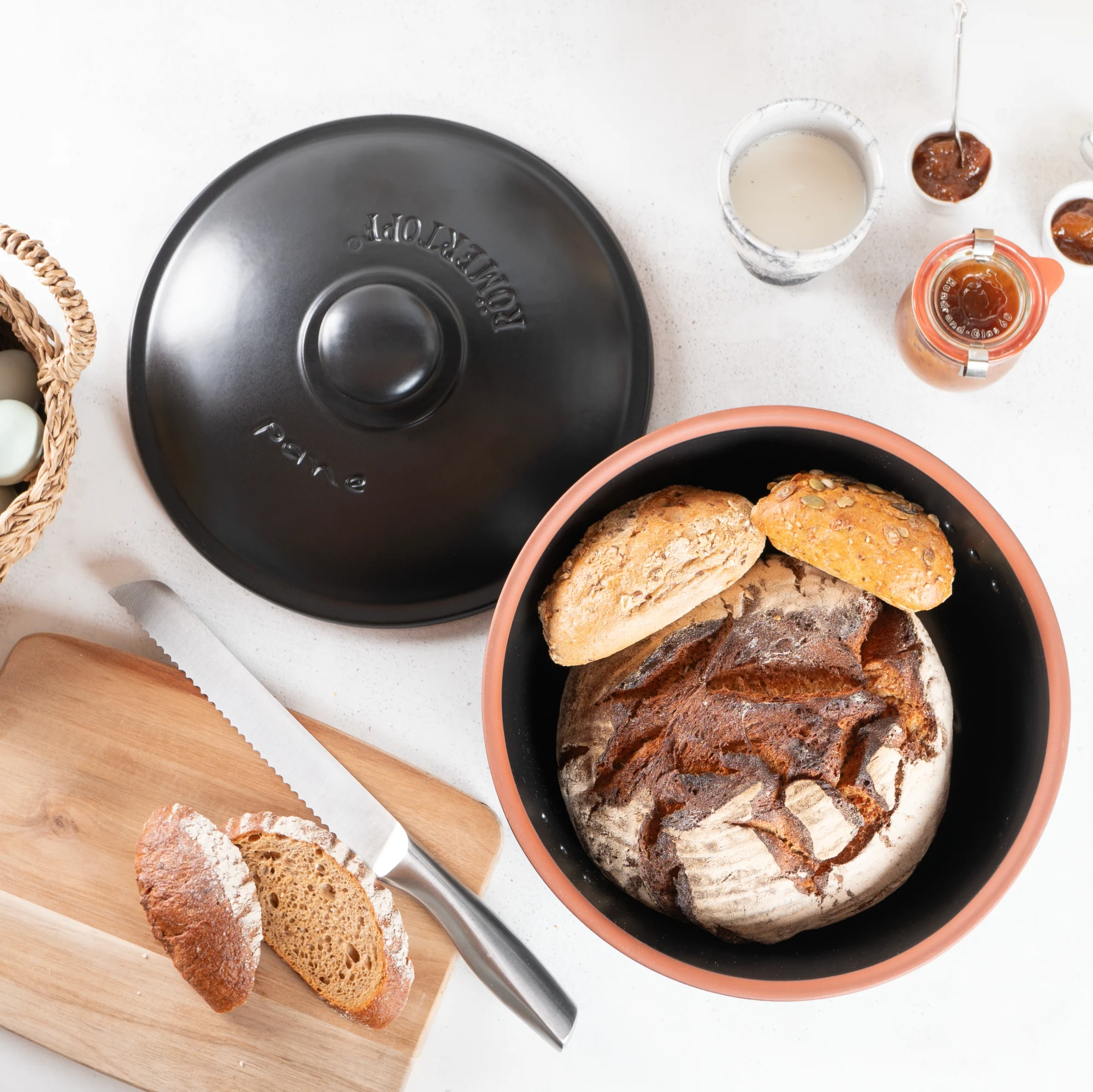 Römertopf Brottopf rund aus Keramik in Schwarz – Frischetopf zur optimalen Brotaufbewahrung Schwarzer, runder Römertopf-Brottopf mit Deckel aus Keramik auf weißem Hintergrund; seitlich ist der Schriftzug „RÖMERTOPF“ eingraviert.