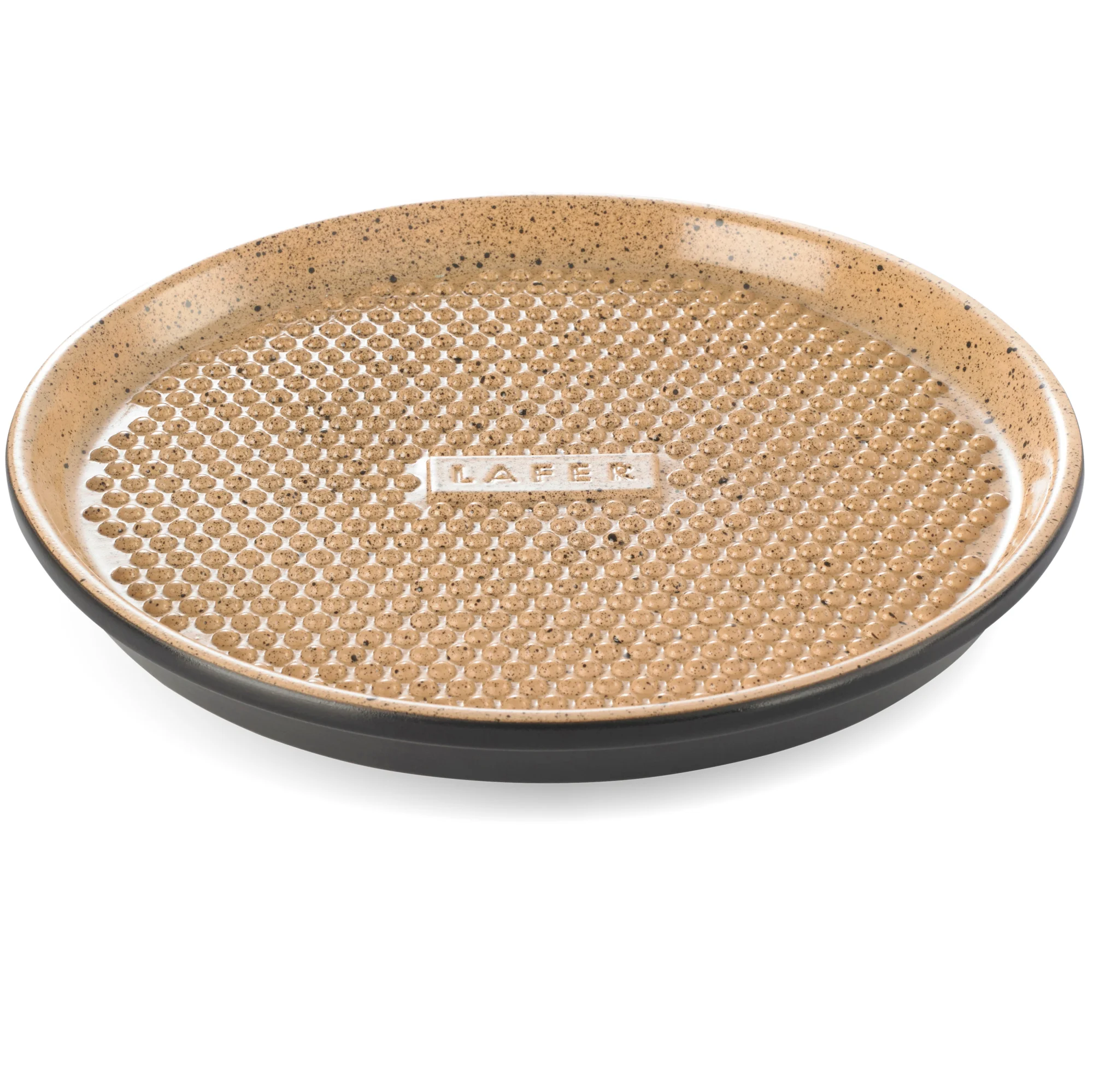 Römertopf Plancha rund mit Noppen – Grillplatte aus Naturton für gesundes Braten Runde Römer-Topf Plancha mit Noppenstruktur, aus naturfarbenem Ton, auf weißem Hintergrund – geeignet zum Grillen und Braten.