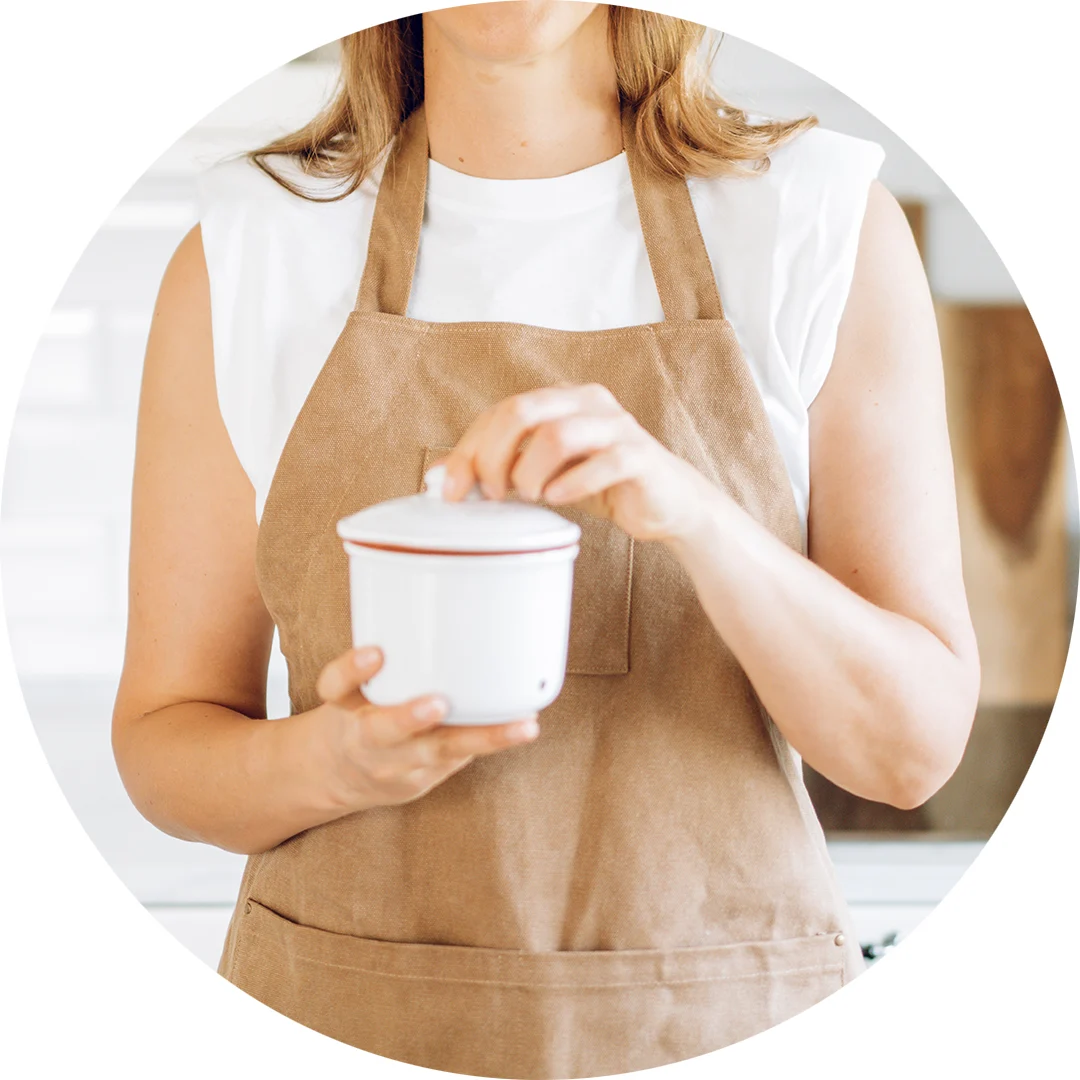 Römertopf Lebensmittelbehälter aus Ton mit Deckel – nachhaltige Aufbewahrung für Küche und Vorrat Rechteckiger Römertopf-Lebensmittelbehälter aus naturfarbenem Ton mit passendem Deckel, auf hellgrauem Hintergrund stehend.