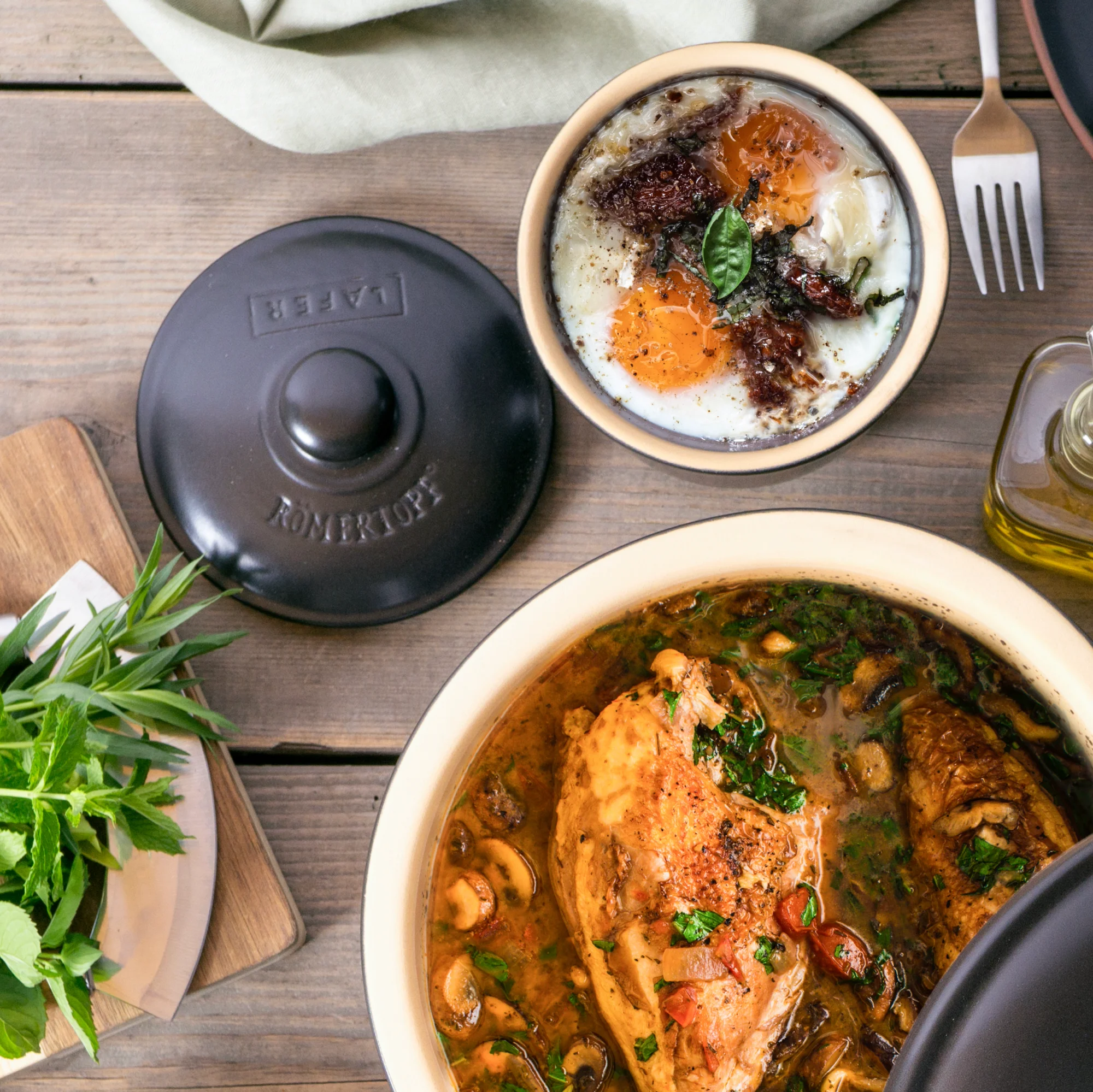 RÖMERTOPF Mini Schmortopf aus Naturton – kleiner Bräter für gesundes Garen im Backofen Kleiner runder Römertopf aus naturfarbenem Ton mit Deckel, seitlich das Logo „RÖMERTOPF“ eingeprägt, auf weißem Hintergrund.