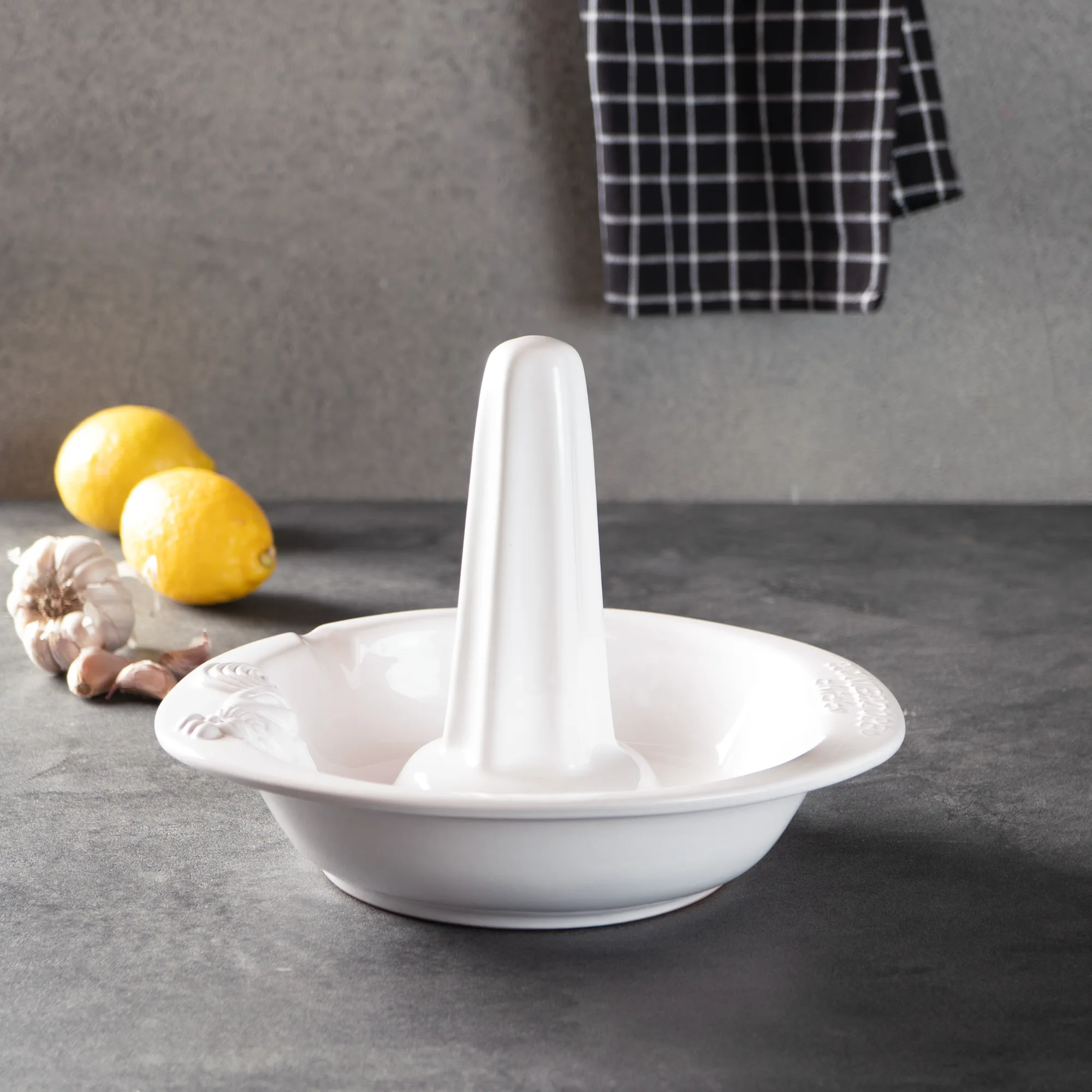 Römertopf Hähnchenbräter aus Ton mit Mittelspieß – Für knuspriges Hähnchen im Ofen Römertopf Hähnchenbräter aus naturbelassenem Ton mit zentralem Spieß für das Hähnchen, seitlichen Auffangschalen für Fett und Gemüse, auf weißem Hintergrund.