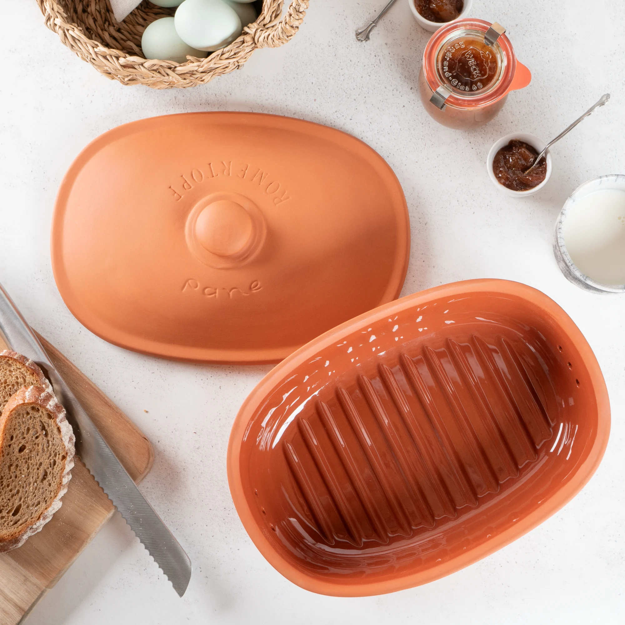 Römertopf Brottopf Frischetopf Medi aus Terracotta – atmungsaktive Aufbewahrung für Brot und Brötchen Römertopf Brottopf aus Terrakotta in Zylinderform mit seitlichen Griffmulden und Deckel, steht auf einer hellen Oberfläche, dient zur Aufbewahrung von Brot und zur Erhaltung der Frische.