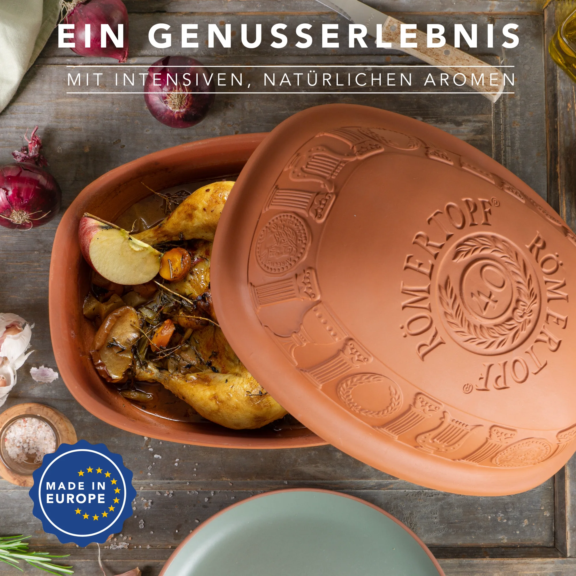 Römertopf Bräter Jubiläumsedition – 40 Jahre Klassiker aus Naturton Runder, bräunlicher Römertopf-Bräter mit geschnitztem Jubiläumsdesign „40 Jahre“, Deckel leicht nach hinten versetzt, präsentiert auf hellem Hintergrund.