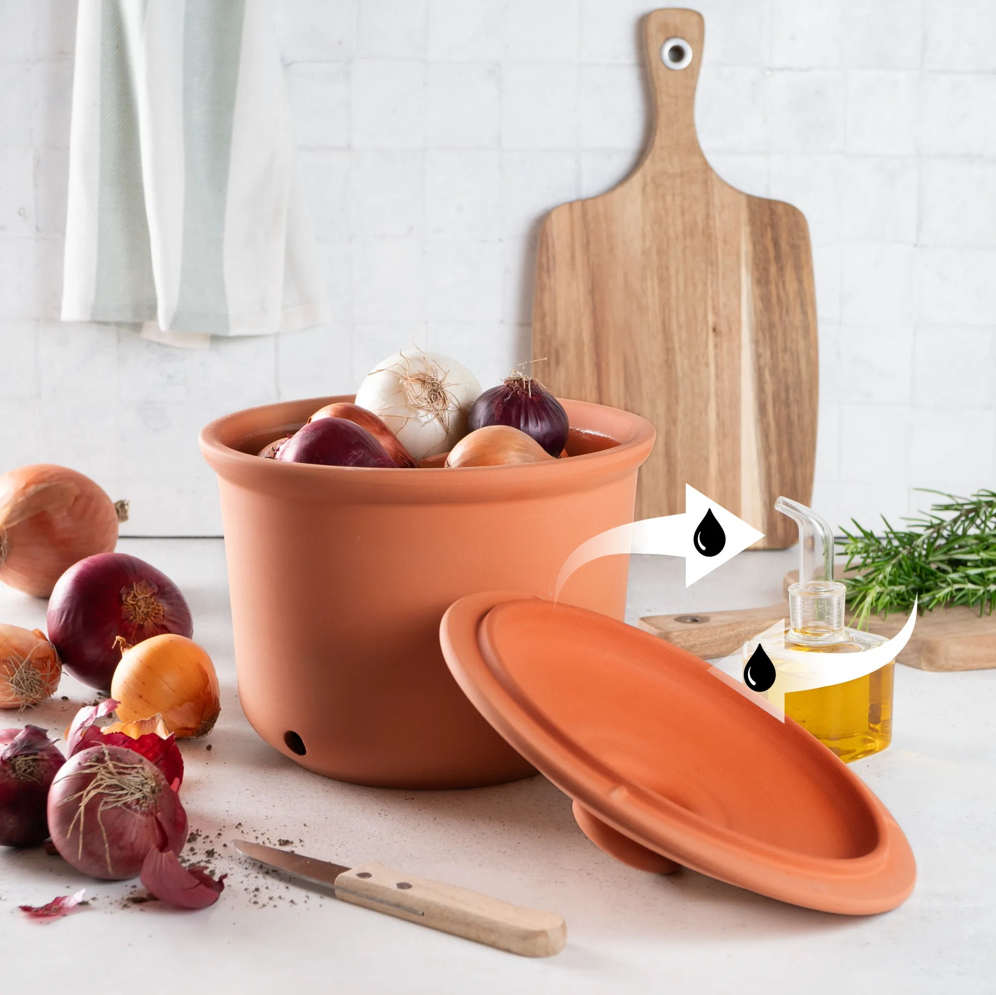 Römertopf Vorratstopf Set aus Terrakotta – atmungsaktive Aufbewahrung für Zwiebeln, Knoblauch und Kartoffeln Römertopf Vorratstopf-Set aus Terrakotta, bestehend aus drei unterschiedlich großen Töpfen mit Deckel, in warmen Naturtönen, nebeneinander aufgestellt vor neutralem Hintergrund.