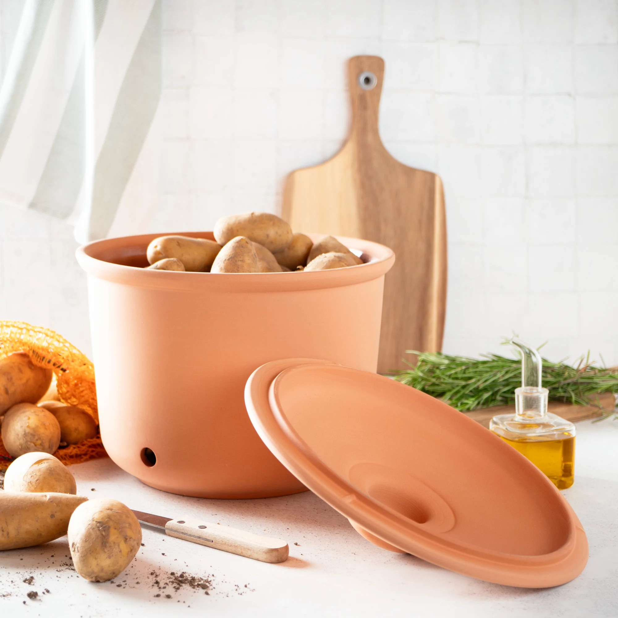 Römertopf Kartoffeltopf Maxi Plus aus Terracotta – atmungsaktiver Vorratstopf zur optimalen Lagerung von Kartoffeln Römertopf Kartoffeltopf Maxi Plus aus Terrakotta mit Deckel, in traditioneller runder Form, auf hellem Untergrund stehend.
