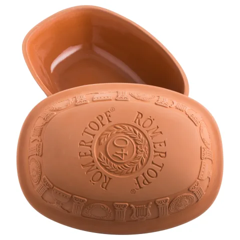 Römertopf Dampfgar Bräter mit Deckel aus Naturton – ovaler Schmortopf für gesunde Zubereitung Römertopf Dampfgar-Bräter aus naturbelassenem Ton mit Deckel, ovaler Form, auf weißem Hintergrund.